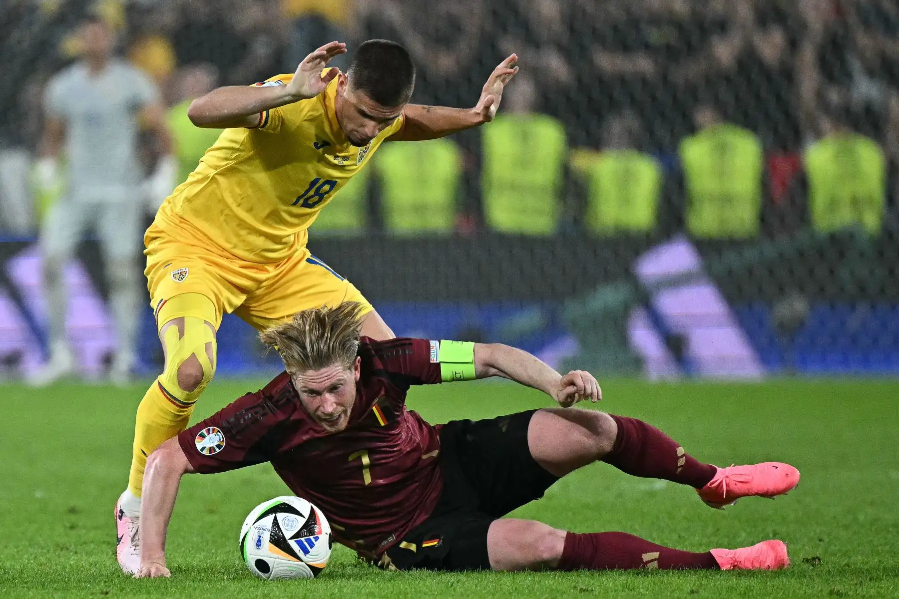 El mediocampista belga, Kevin de Bruyne y el mediocampista rumano, Razvan Marin compiten durante el partido de fútbol del Grupo E de la UEFA Euro 2024 entre Bélgica y Rumania en el estadio de Colonia.
Foto: AFP