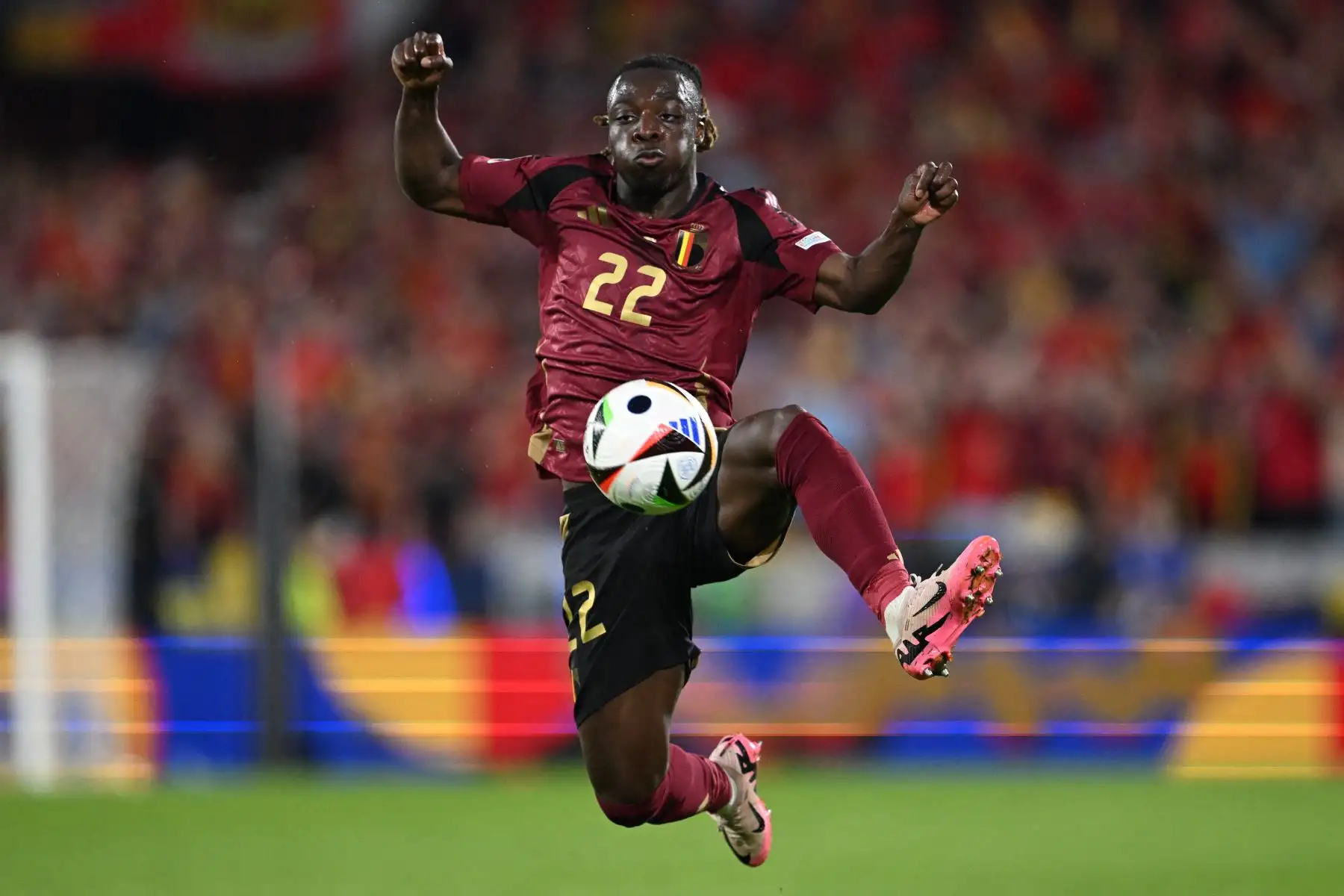 El delantero belga Jeremy Doku controla el balón durante el partido de fútbol del Grupo E de la UEFA Euro 2024 entre Bélgica y Rumania en el estadio de Colonia.
Foto: AFP