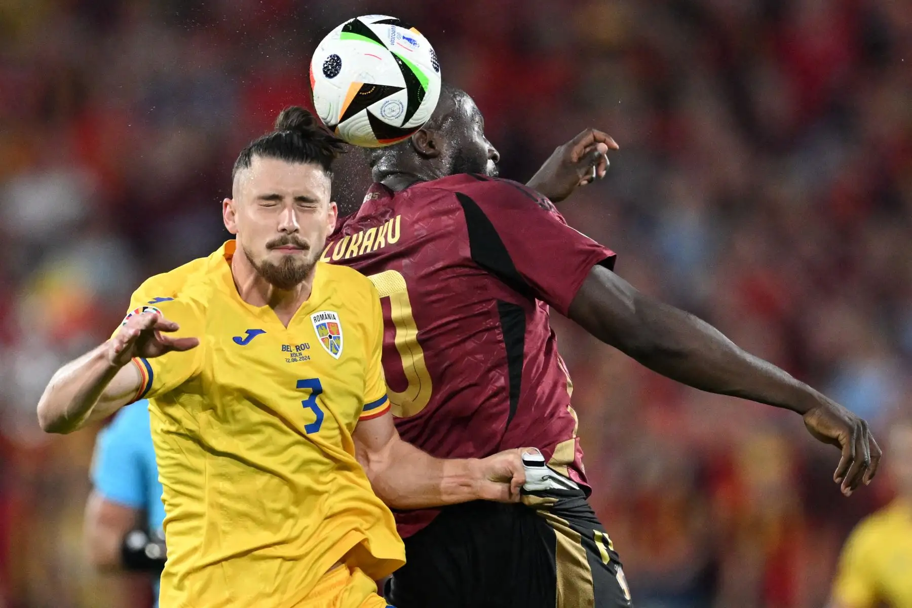 El defensor rumano Radu Dragusin y el delantero belga Romelu Lukaku saltan para cabecear el balón durante el partido de fútbol del Grupo E de la UEFA Euro 2024 entre Bélgica y Rumania en el estadio de Colonia.
Foto : AFP