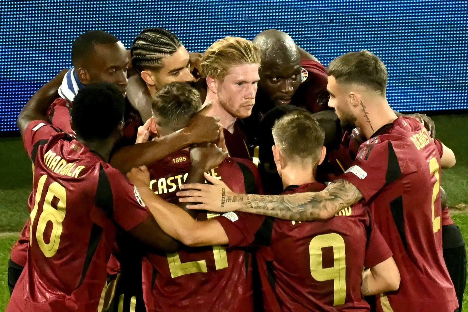 El centrocampista belga Kevin De Bruyne celebra con sus compañeros de equipo después de marcar el segundo gol de su equipo durante el partido de fútbol del Grupo E de la UEFA Euro 2024 entre Bélgica y Rumania en el estadio de Colonia.
Foto: AFP