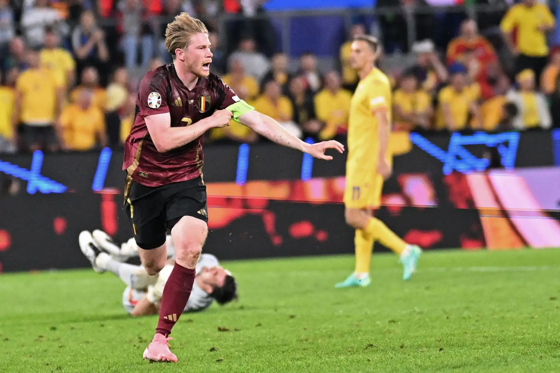 El centrocampista belga Kevin De Bruyne celebra con sus compañeros de equipo después de marcar el segundo gol de su equipo durante el partido de fútbol del Grupo E de la UEFA Euro 2024 entre Bélgica y Rumania en el estadio de Colonia.
Foto: AFP