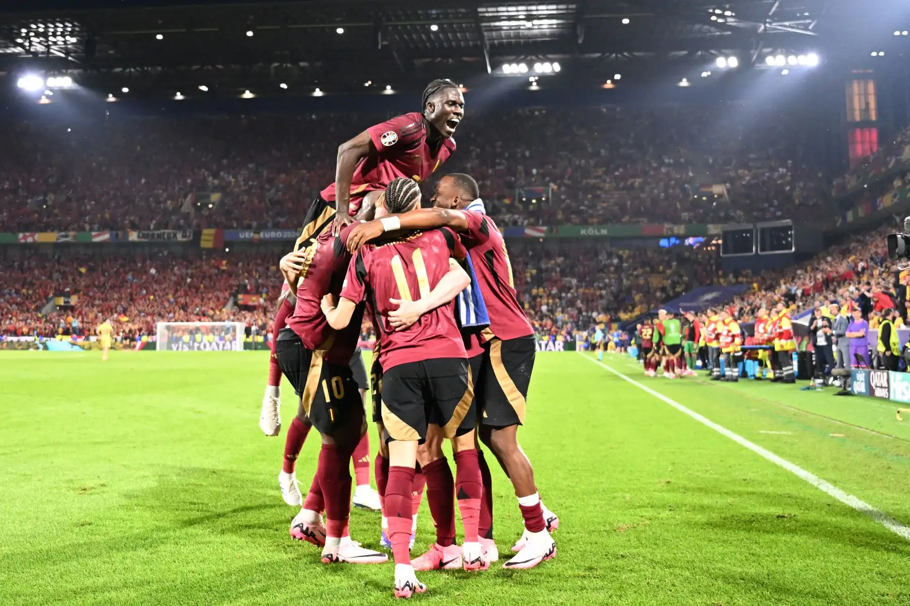 El centrocampista belga  Kevin De Bruyne  celebra marcar el segundo gol de su equipo con sus compañeros durante el partido de fútbol del Grupo E de la UEFA Euro 2024 entre Bélgica y Rumania en el estadio de Colonia.
Foto: AFP