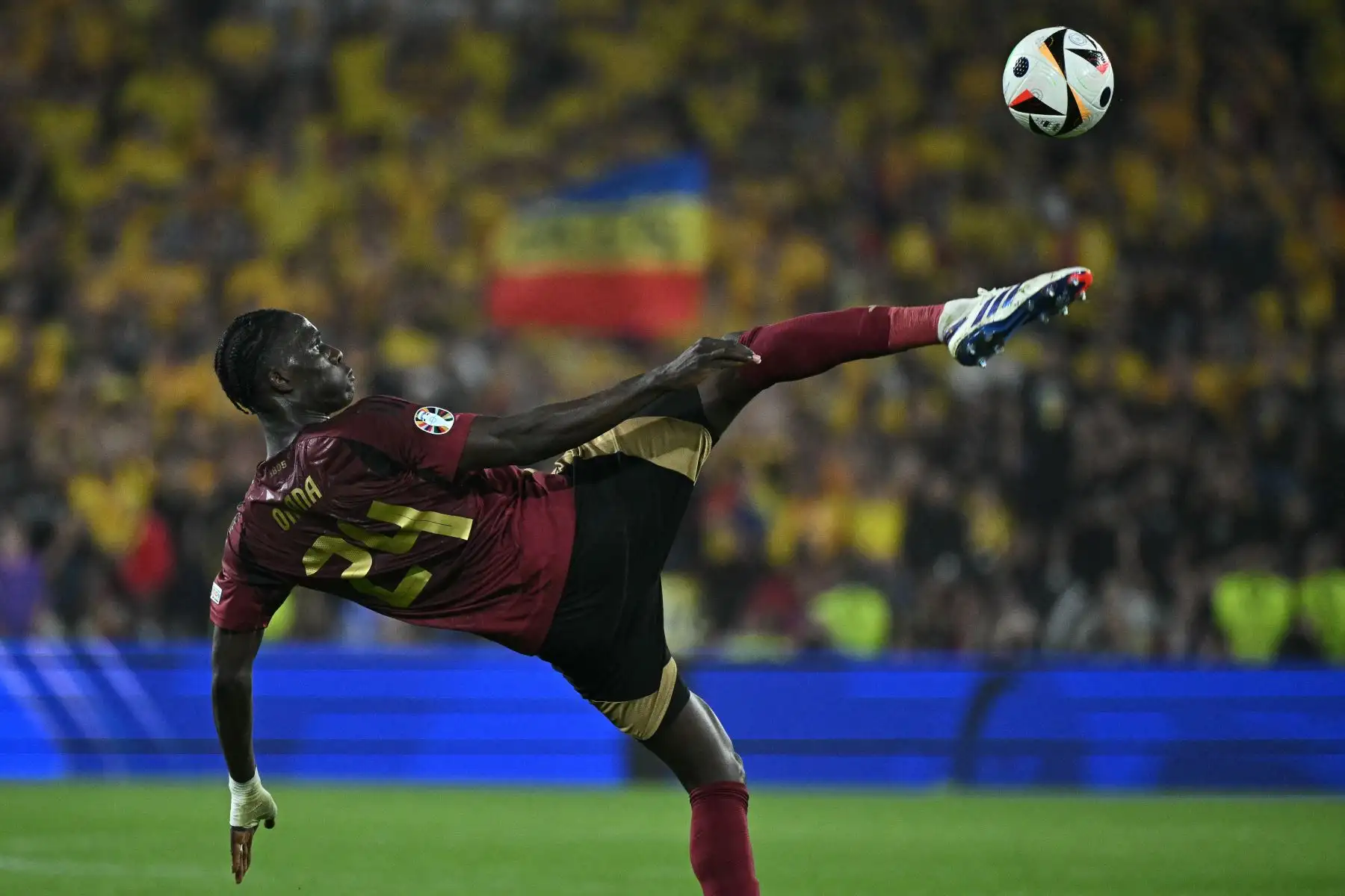 El centrocampista belga Amadou Onana juega el balón durante el partido de fútbol del Grupo E de la UEFA Euro 2024 entre Bélgica y Rumania en el estadio de Colonia.
Foto: AFP