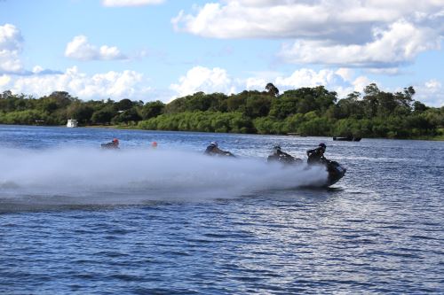 Fiesta de San Juan: turistas y pucallpinos disfrutan de la competencia de motos acuáticas en la laguna de Yarinacocha