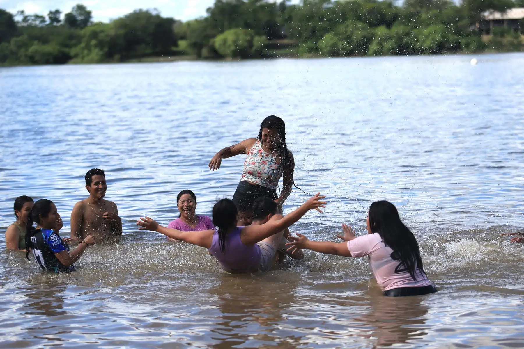 Mientras tanto, bañistas de todas las edades aprovechan el intenso calor de la región Ucayali para refrescarse en la Laguna Yaniracocha.
Foto: ANDINA/ Braian Reyna