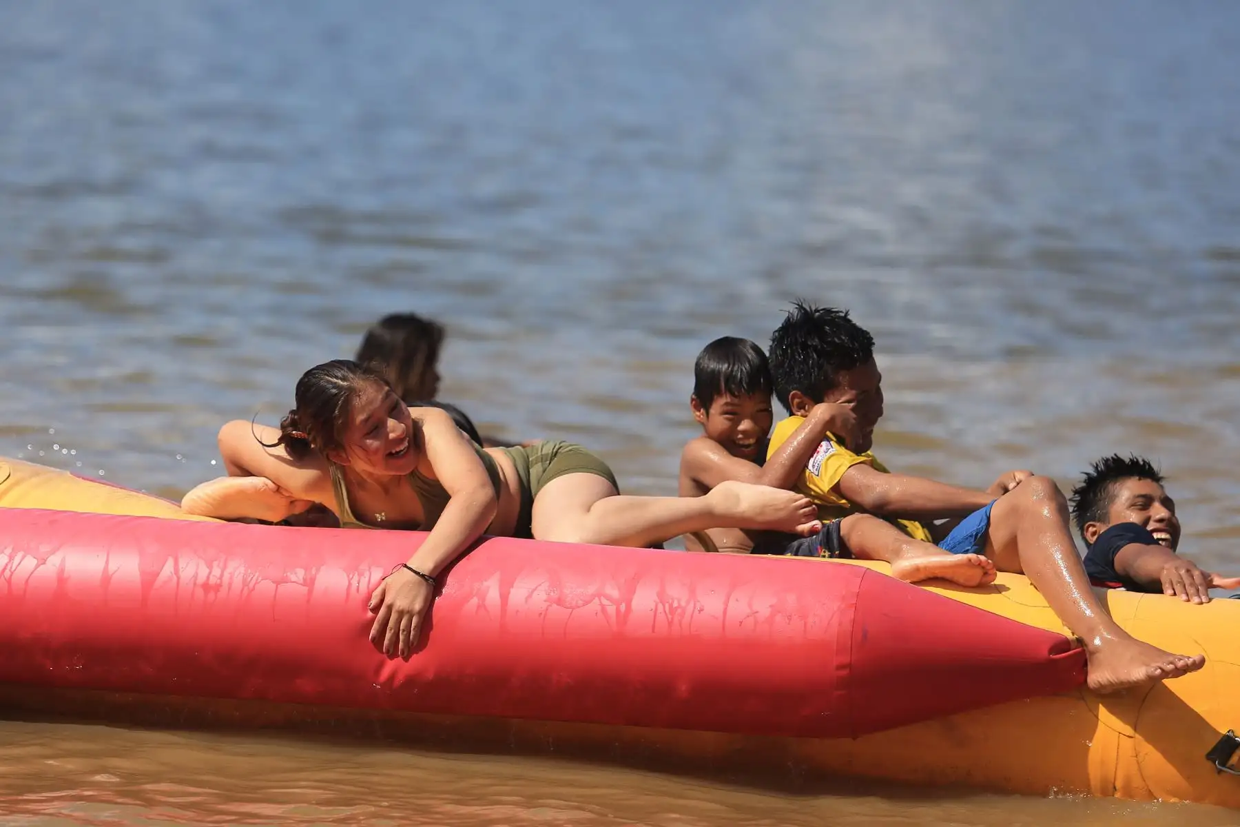 Mientras tanto, bañistas de todas las edades aprovechan el intenso calor de la región Ucayali para refrescarse en la Laguna Yaniracocha.
Foto: ANDINA/ Braian Reyna