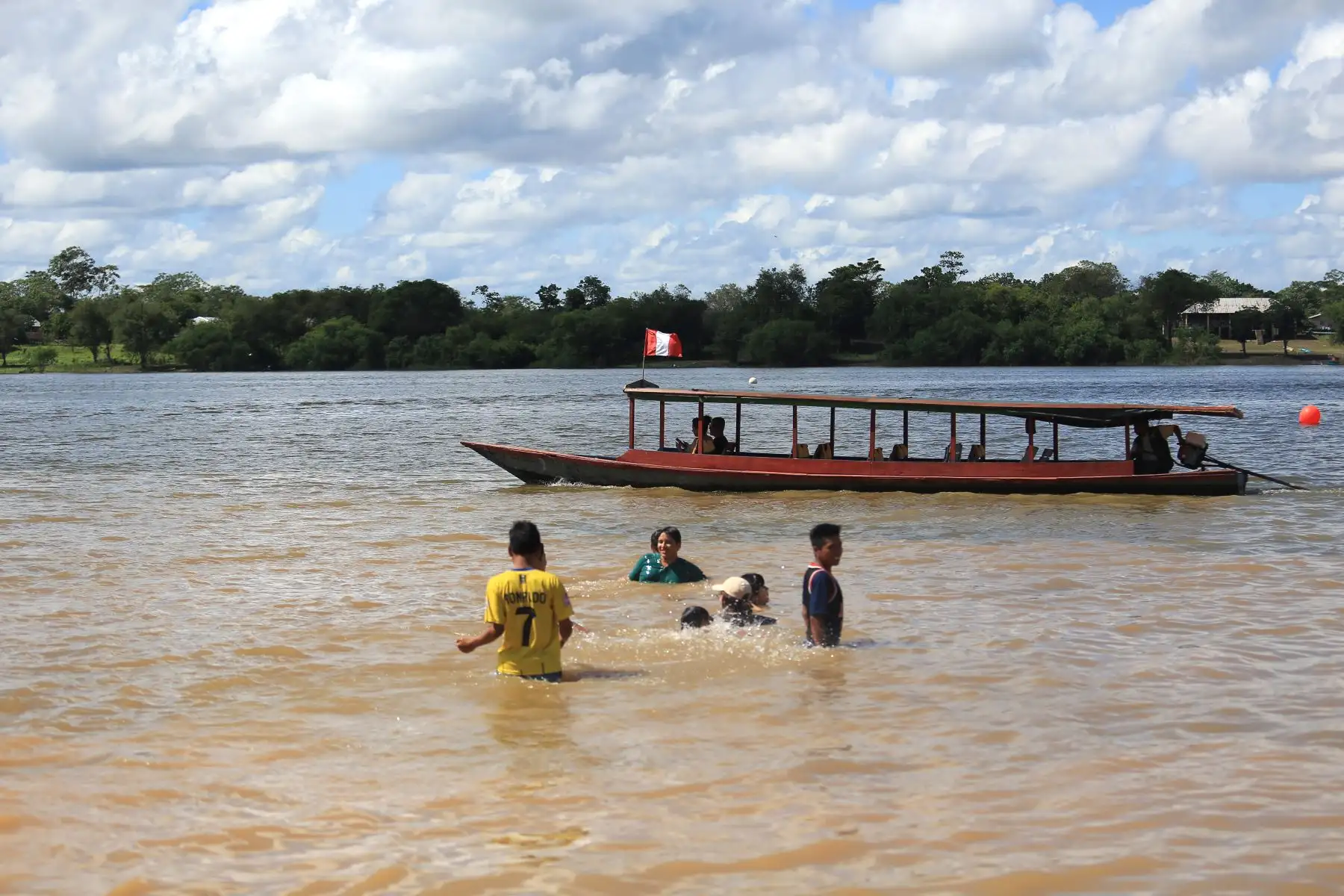 Fiesta de San Juan: Turistas y pucallpinos disfrutan de la competencia de motos acuáticas en la laguna de Yarinacocha.
Foto: ANDINA! Brayan Reynan.