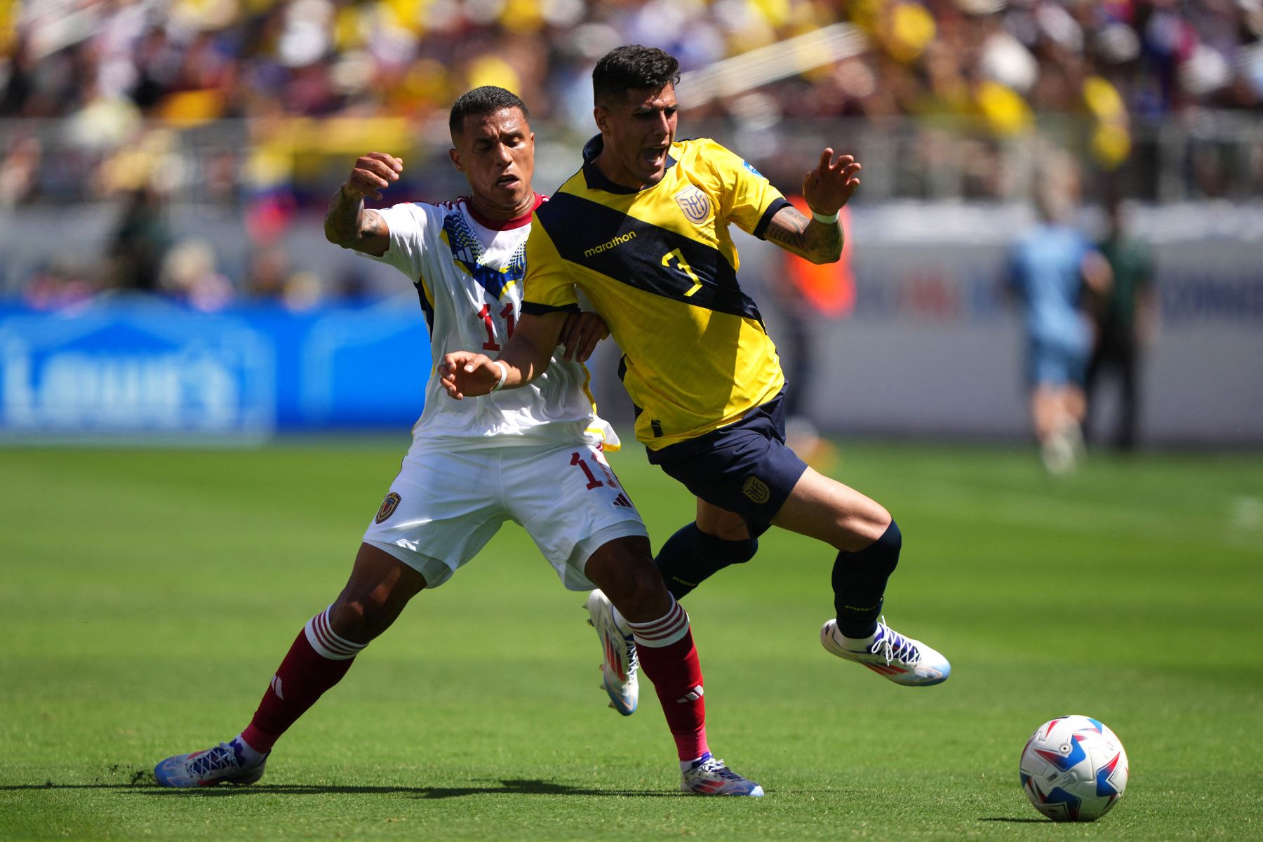 Darwin Machis de Venezuela lucha por la posesión con Piero Hincapie de Ecuador durante el partido del Grupo B de la CONMEBOL Copa América 2024 entre Ecuador y Venezuela en el Levi