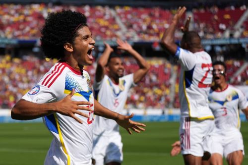 Eduard Bello celebra el segundo gol que le permitió sellar el triunfo de los venezolanos
