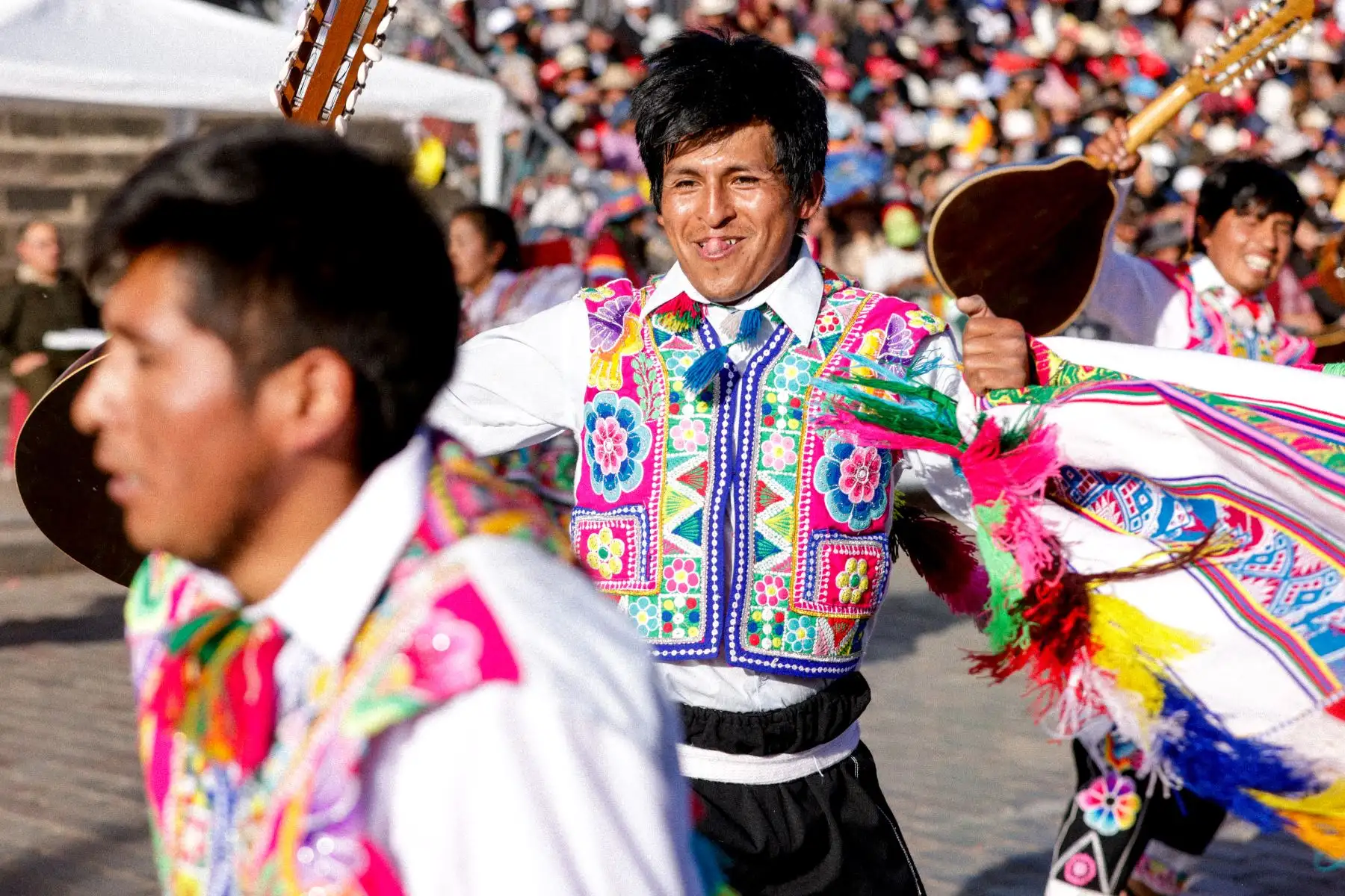 Bajo un sol radiante y un clima agradable, las actividades comenzaron con el izamiento del Pabellón Nacional y la bandera del Tahuantinsuyo. Foto: ANDINA/Luis Iparraguirre