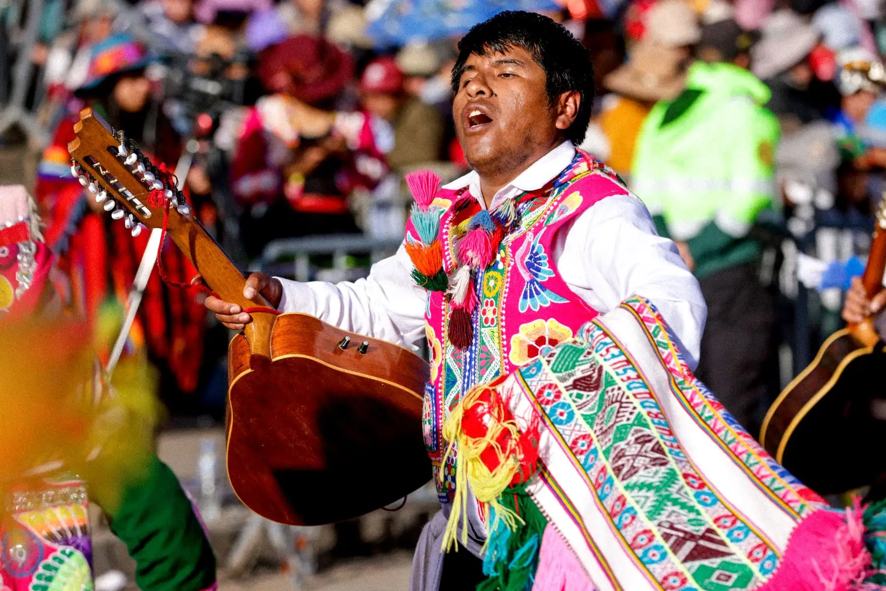 Con un colorido, alegre y multitudinario pasacalle, delegaciones de las trece provincias de la región Cusco saludaron a la Ciudad Imperial, principal destino turístico del Perú, por su mes jubilar. Foto: ANDINA/Luis Iparraguirre