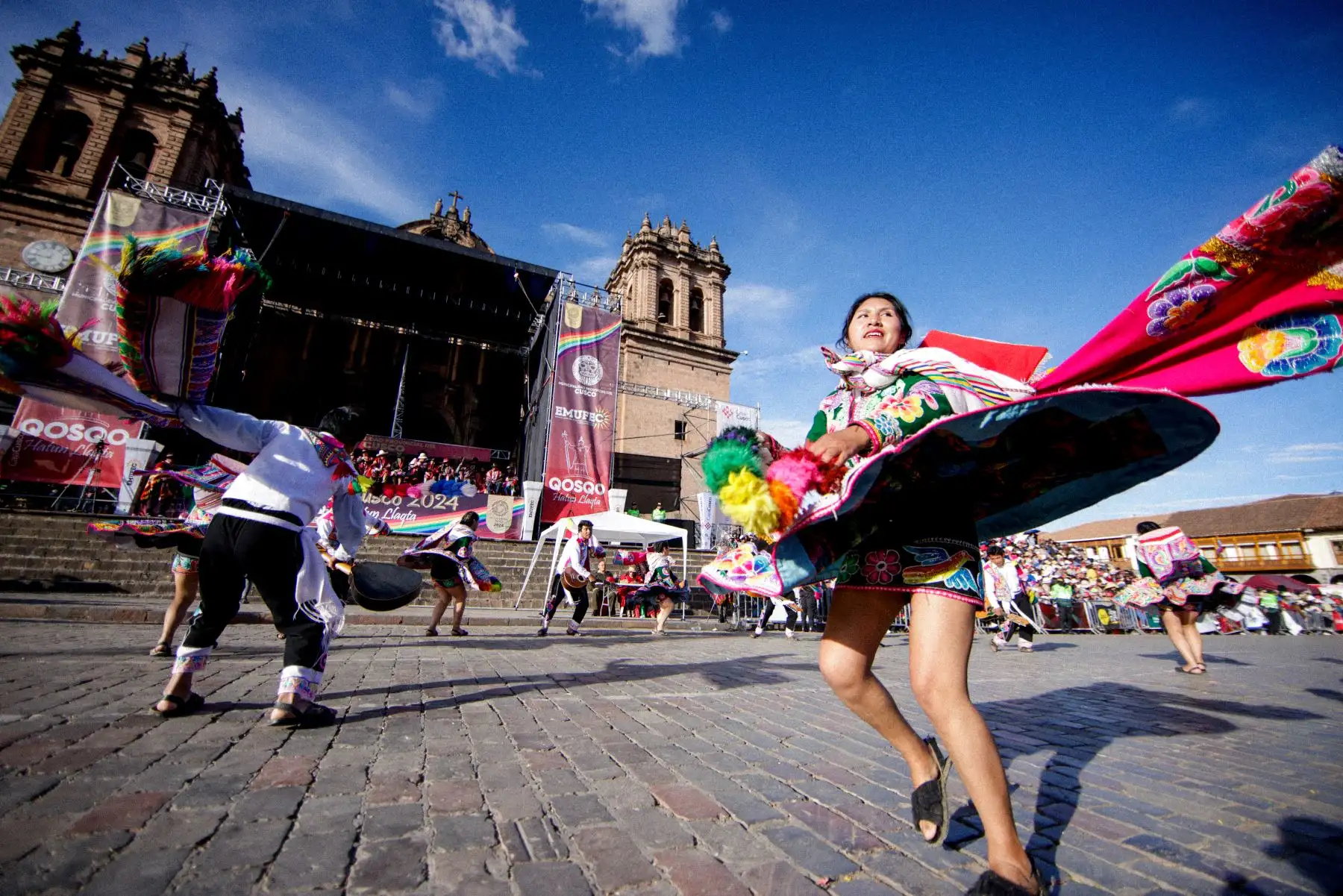 Toda esta celebración emociona también a los turistas nacionales y extranjeros, quienes se suman con alegría al pasacalle y fotografían a los danzantes. Foto: ANDINA/Luis Iparraguirre