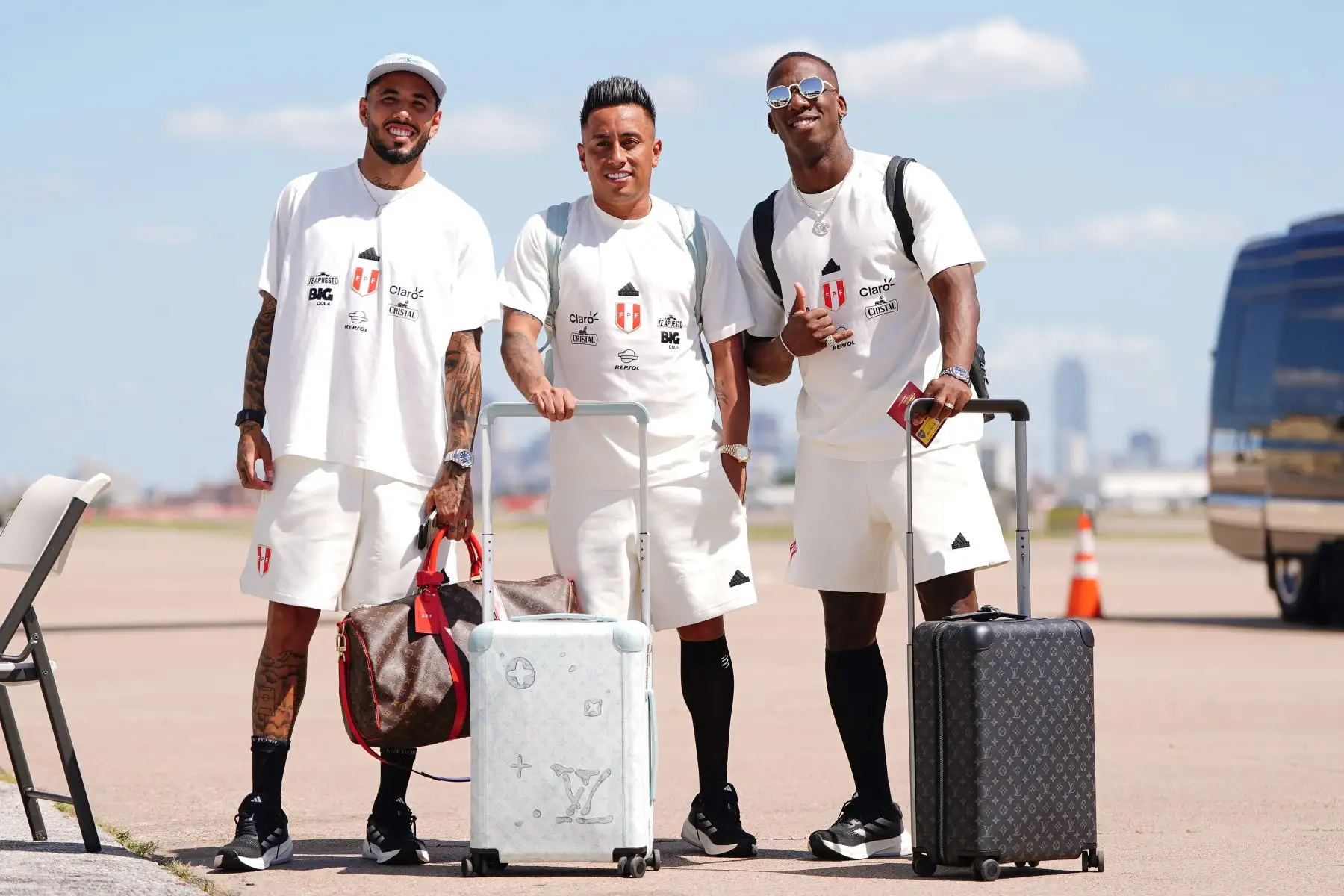 La selección peruana viaja a Kansas para enfrentar su segundo por el  Grupo A de la Copa América, ante la selección de Canadá este martes 25 de junio en el Sporting Park de Kansas City. En la imagen, el jugador Christian Cueva y Luis Advíncula.
Foto: Selección Peruana