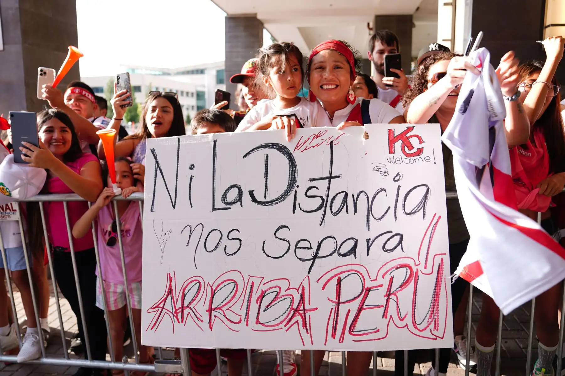 Hinchas peruanos reciben a la  selección peruana  a su llegada  a Kansas para enfrentar su segundo por el  Grupo A de la Copa América, ante la selección de Canadá.
Foto: Selección Peruana