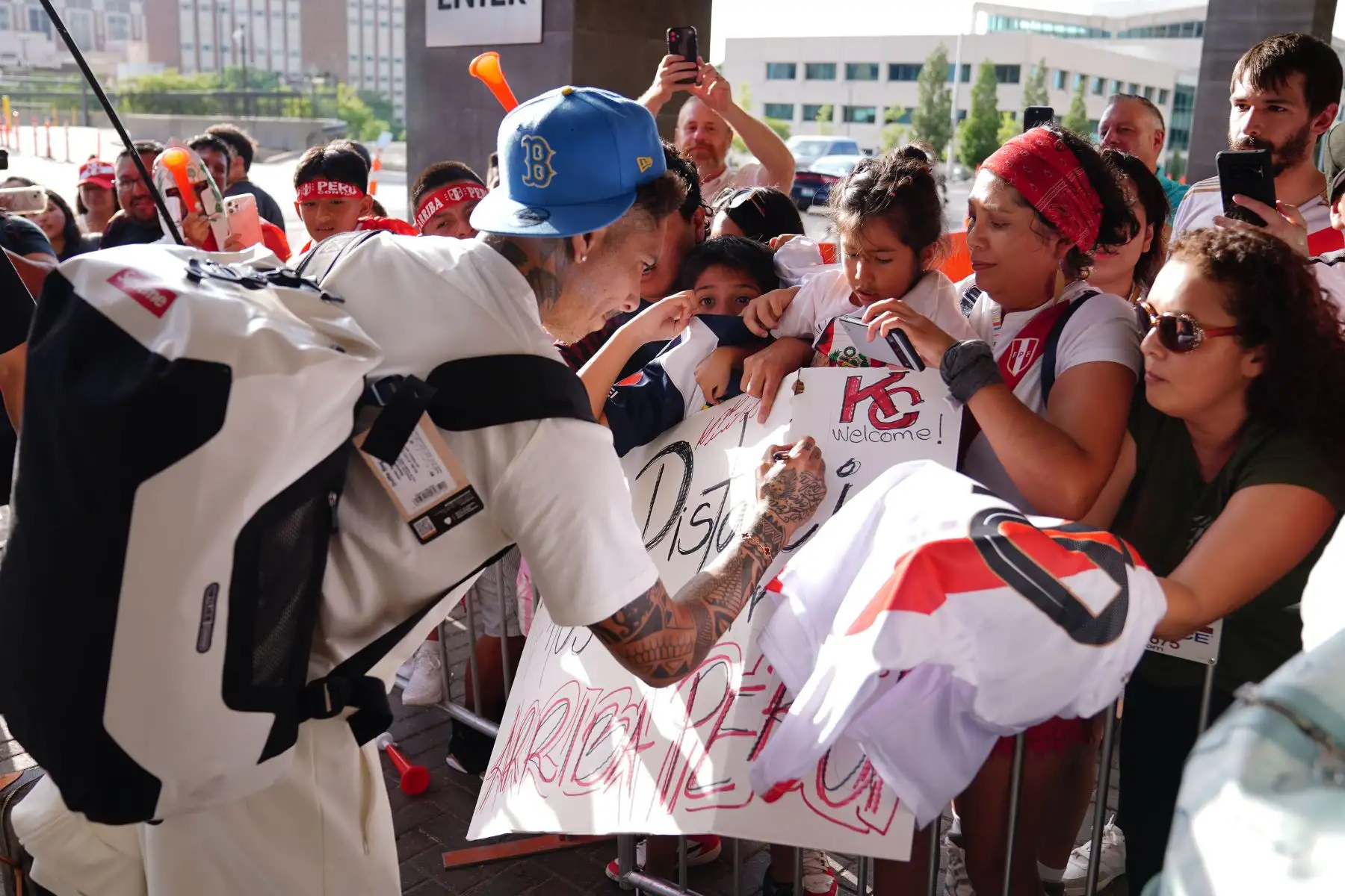 Paolo Guerrero firma camiseta de hinchas peruanos que reciben a la  selección peruana en  Kansas.
Foto: Selección Peruana