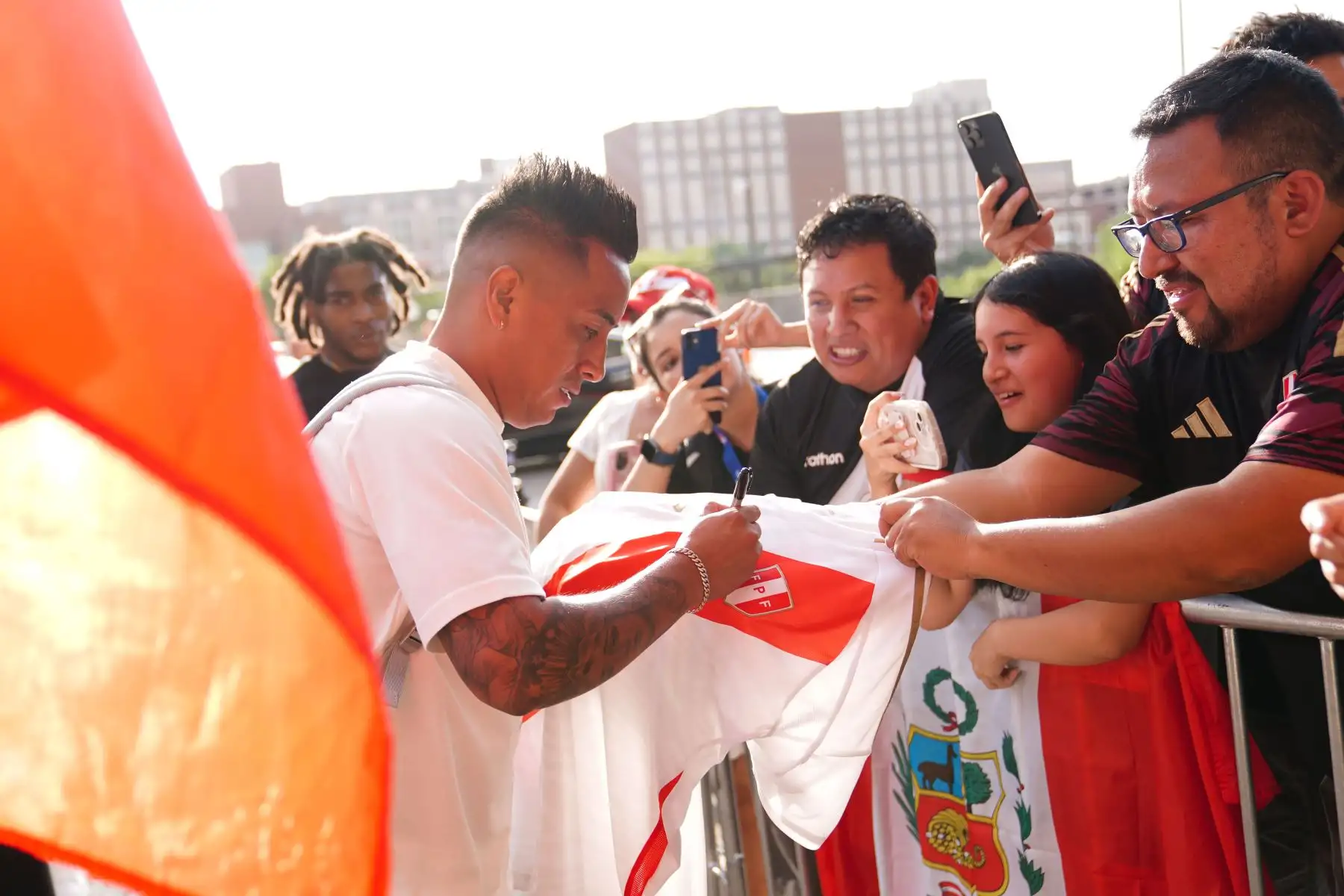 Hinchas peruanos reciben a la  selección peruana  a su llegada  a Kansas para enfrentar su segundo por el  Grupo A de la Copa América, ante la selección de Canadá.
Foto: Selección Peruana