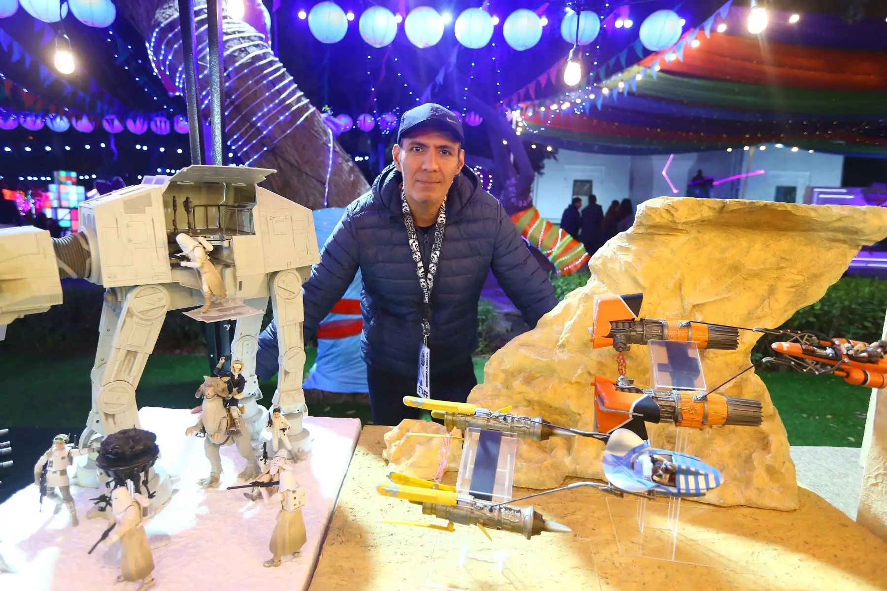 Circuito Mágico del Parque de las Aguas organiza el denominado Festival Cartoon Retro Fest, un espacio colorido, lleno de luces que ofrece diversos atractivos entre espacios instagrameables, exhibiciones de juguetes vintage, cosplayers, esculturas en escala real para tomarse fotos. También presentan conversatorios sobre series y dibujos de antaño, así como shows en vivo y musicales de diversos dibujos y series de antaño, que generan nostalgia al público .Disponible hasta el 30 de Junio. Foto: ANDINA/Eddy Ramos