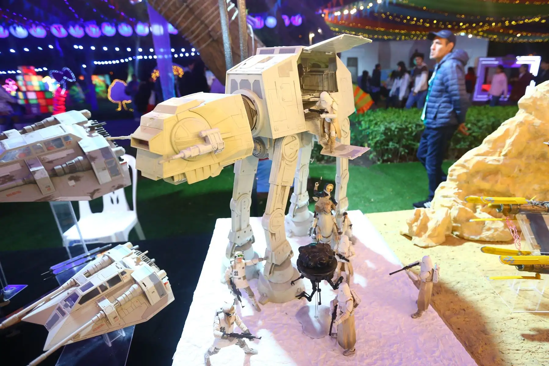 Municipalidad de Lima a través del Circuito Mágico del Parque de las Aguas organiza el denominado Festival Cartoon Retro Fest, un espacio colorido, lleno de luces  que promueve los espacios que evocan los  dibujos y series de antaño, que generan nostalgia  al público. 
Foto: ANDINA/Eddy Ramos