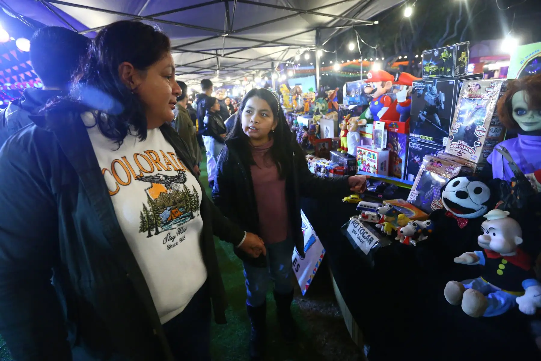 Circuito Mágico del Parque de las Aguas organiza el denominado Festival Cartoon Retro Fest, un espacio colorido, lleno de luces que ofrece diversos atractivos entre espacios instagrameables, exhibiciones de juguetes vintage, cosplayers, esculturas en escala real para tomarse fotos. También presentan conversatorios sobre series y dibujos de antaño, así como shows en vivo y musicales de diversos dibujos y series de antaño, que generan nostalgia al público .Disponible hasta el 30 de Junio. Foto: ANDINA/Eddy Ramos