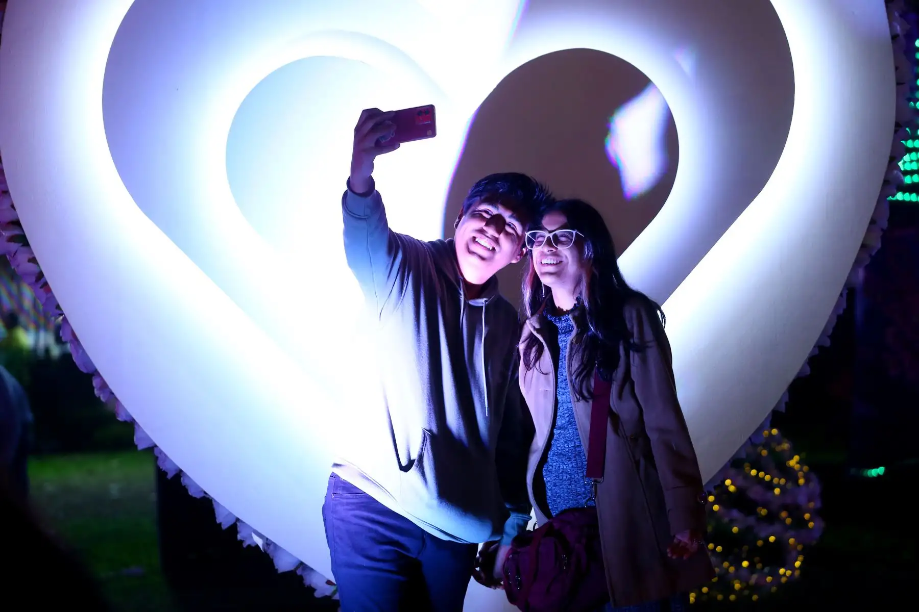 Circuito Mágico del Parque de las Aguas organiza el denominado Festival Cartoon Retro Fest, un espacio colorido, lleno de luces que ofrece diversos atractivos entre espacios instagrameables, exhibiciones de juguetes vintage, cosplayers, esculturas en escala real para tomarse fotos. También presentan conversatorios sobre series y dibujos de antaño, así como shows en vivo y musicales de diversos dibujos y series de antaño, que generan nostalgia al público .Disponible hasta el 30 de Junio. Foto: ANDINA/Eddy Ramos