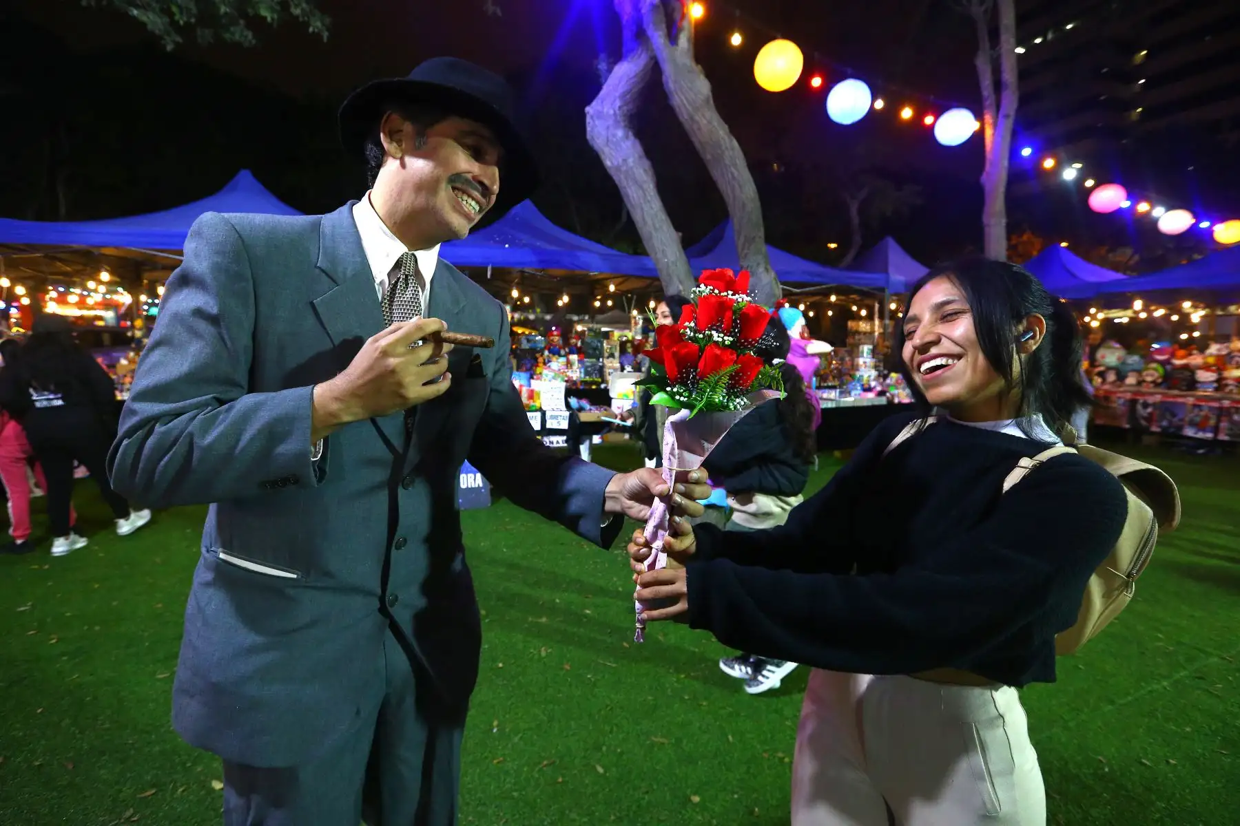 Circuito Mágico del Parque de las Aguas organiza el denominado Festival Cartoon Retro Fest, un espacio colorido, lleno de luces que ofrece diversos atractivos entre espacios instagrameables, exhibiciones de juguetes vintage, cosplayers, esculturas en escala real para tomarse fotos. También presentan conversatorios sobre series y dibujos de antaño, así como shows en vivo y musicales de diversos dibujos y series de antaño, que generan nostalgia al público .Disponible hasta el 30 de Junio. Foto: ANDINA/Eddy Ramos