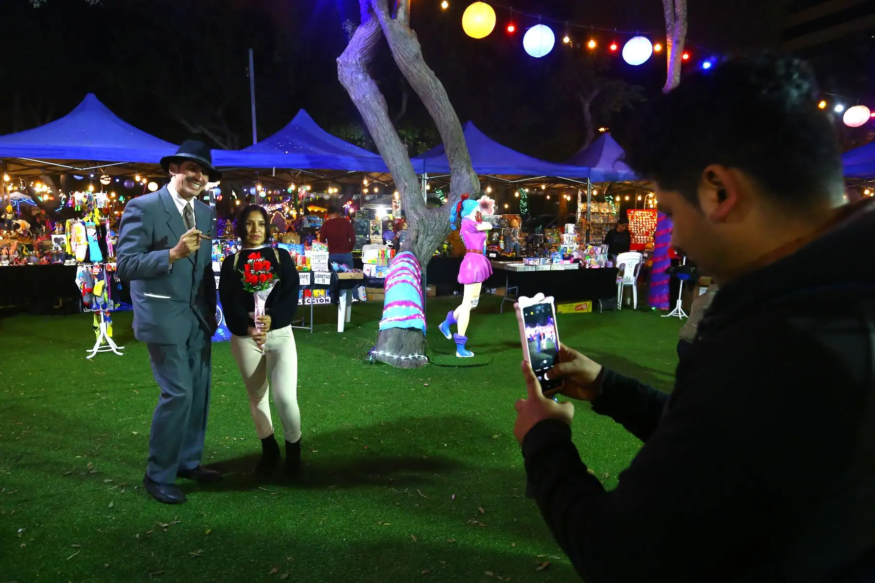 Municipalidad de Lima a través del Circuito Mágico del Parque de las Aguas organiza el denominado Festival Cartoon Retro Fest, un espacio colorido, lleno de luces  que promueve los espacios que evocan los  dibujos y series de antaño, que generan nostalgia  al público. 
Foto: ANDINA/Eddy Ramos