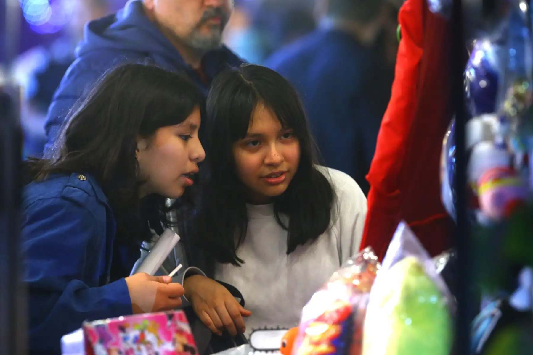 Circuito Mágico del Parque de las Aguas organiza el denominado Festival Cartoon Retro Fest, un espacio colorido, lleno de luces que ofrece diversos atractivos entre espacios instagrameables, exhibiciones de juguetes vintage, cosplayers, esculturas en escala real para tomarse fotos. También presentan conversatorios sobre series y dibujos de antaño, así como shows en vivo y musicales de diversos dibujos y series de antaño, que generan nostalgia al público .Disponible hasta el 30 de Junio. Foto: ANDINA/Eddy Ramos