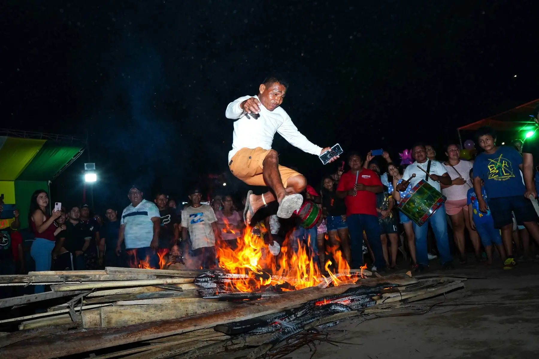 Cuando la luna alumbra el el río Ucayali, familias y turistas se preparan para realizar el tradicional salto del Shunto.
Foto: ANDINA/Braian Reyna