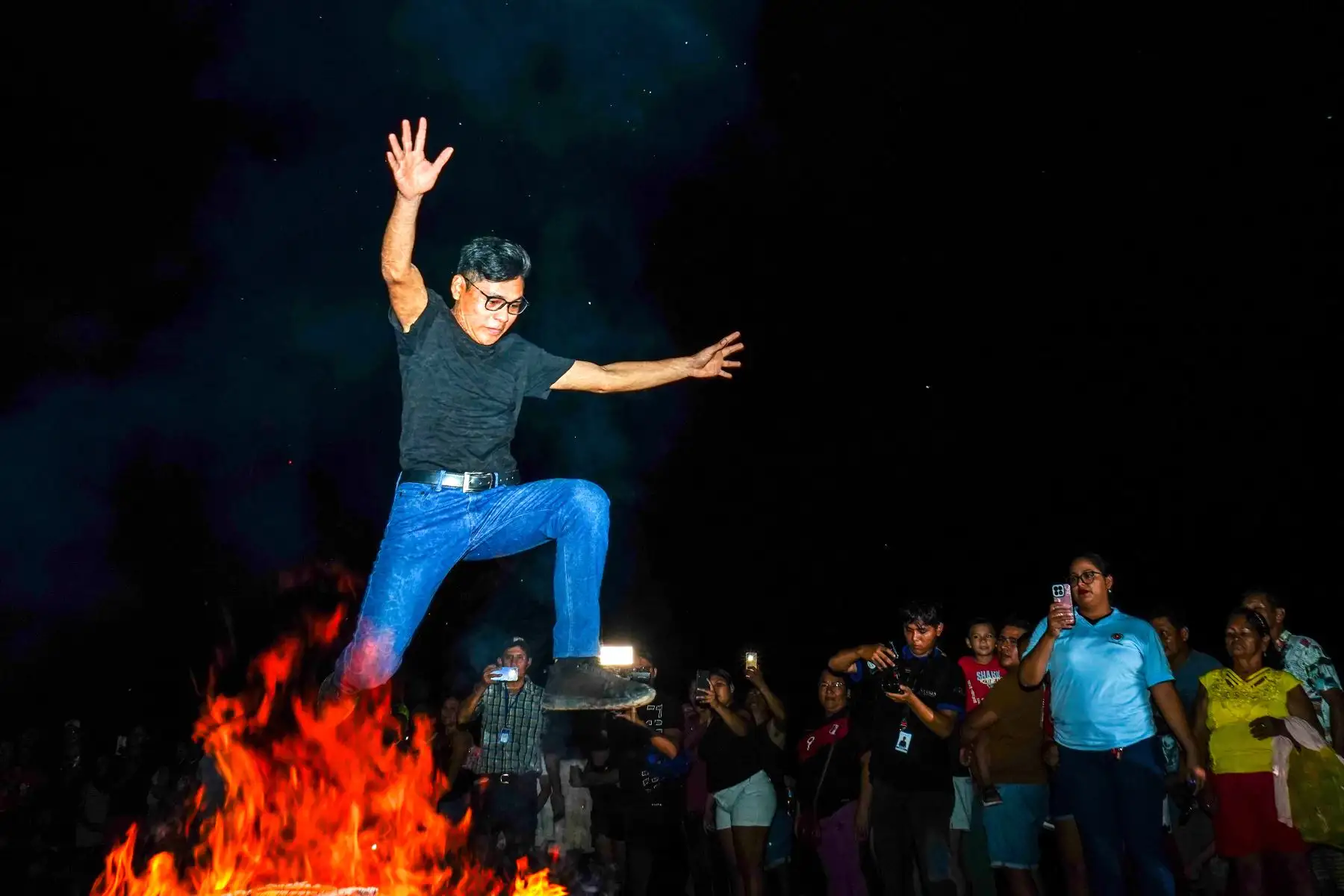Cuando la luna alumbra el río Ucayali, familias y turistas se preparan para realizar el tradicional salto del Shunto.
Foto: ANDINA/Braian Reyna