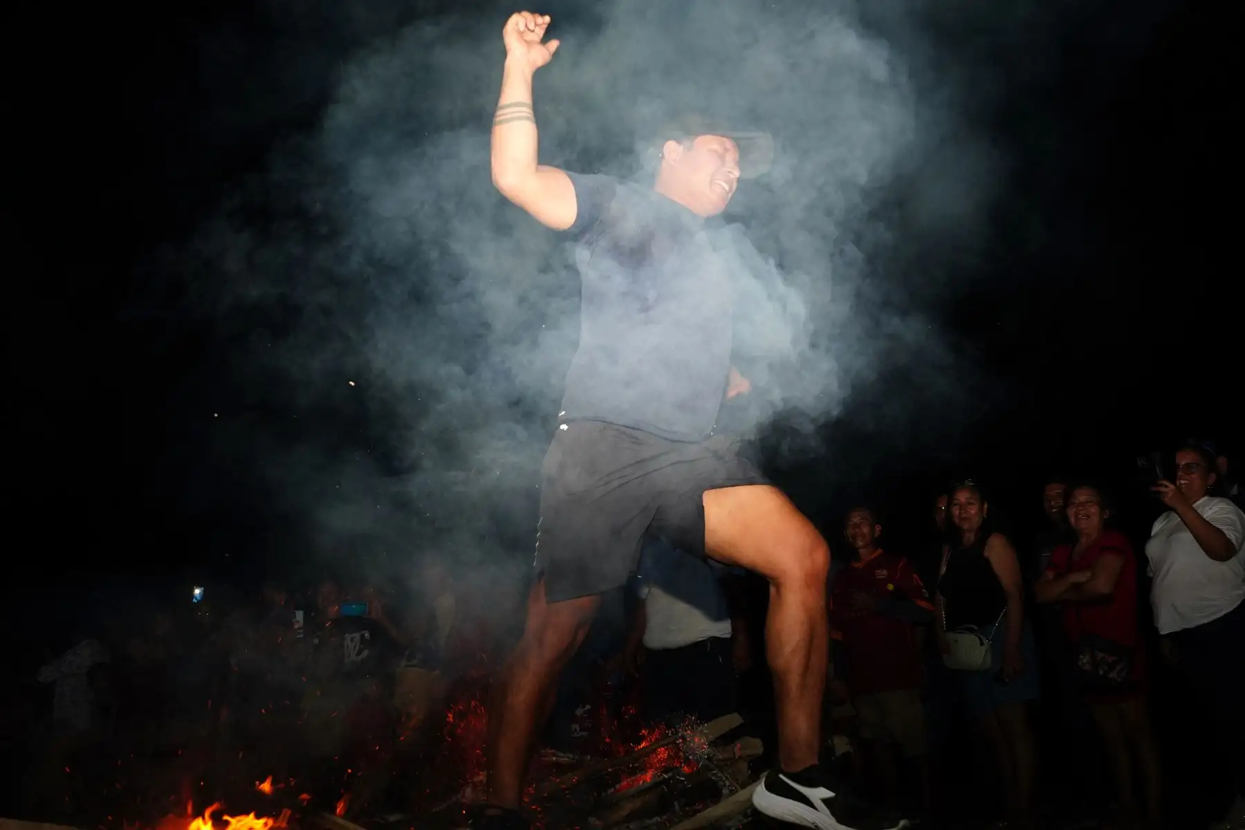La idea es que al saltar sobre fuego, las personas se liberen de las energías negativas.
Foto: ANDINA/ Braian Reyna
