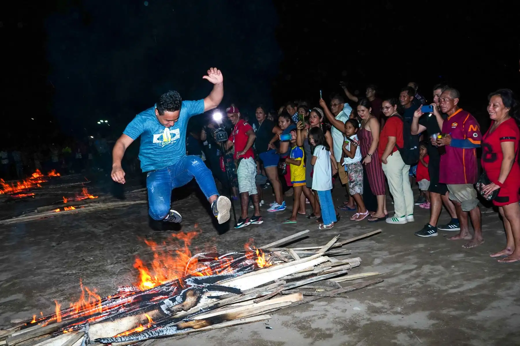 La idea es que al saltar sobre fuego, las personas se liberen de las energías negativas.
Foto: ANDINA/ Braian Reyna