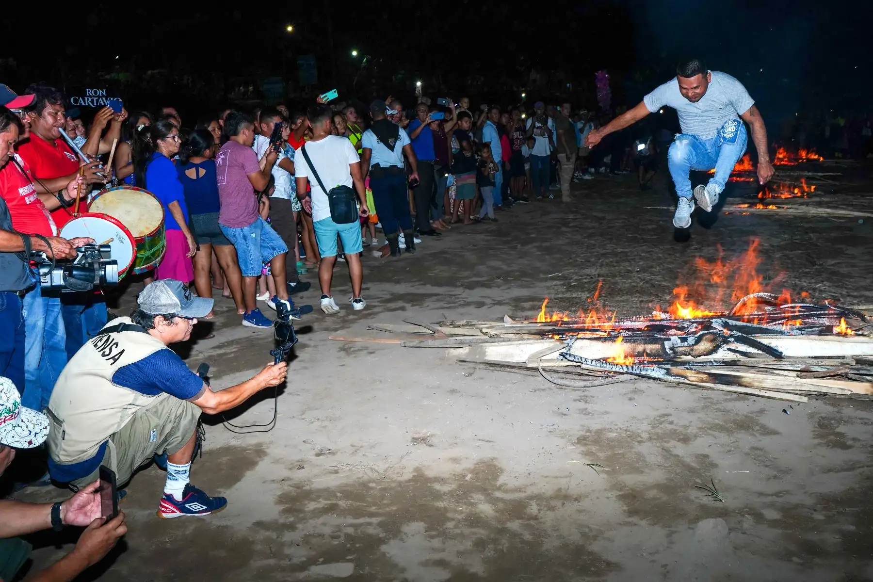 La idea es que al saltar sobre fuego, las personas se liberen de las energías negativas.
Foto: ANDINA/ Braian Reyna