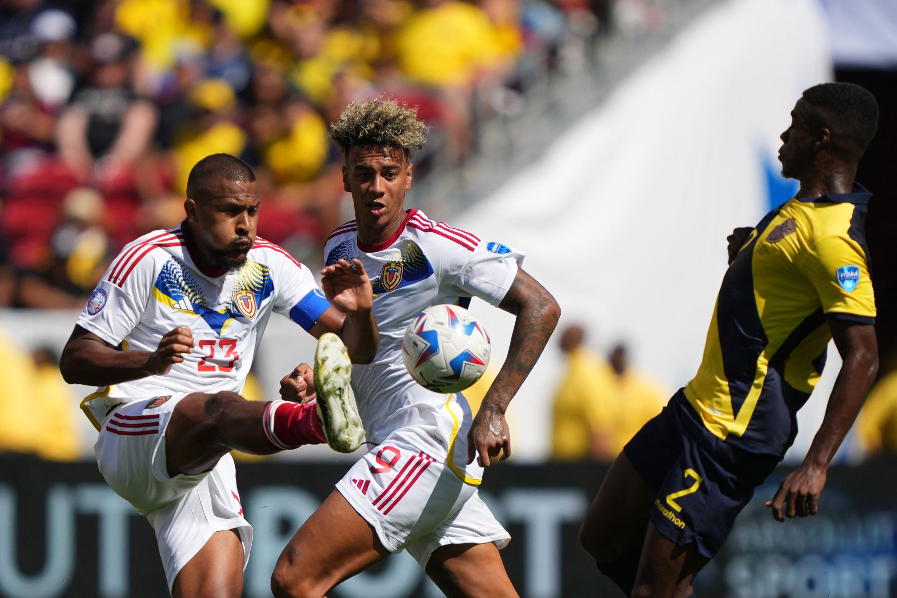 Salomón Rondón de Venezuela lucha por la posesión con Félix Torres de Ecuador durante el partido del Grupo B de la CONMEBOL Copa América 2024 entre Ecuador y Venezuela en el Levi