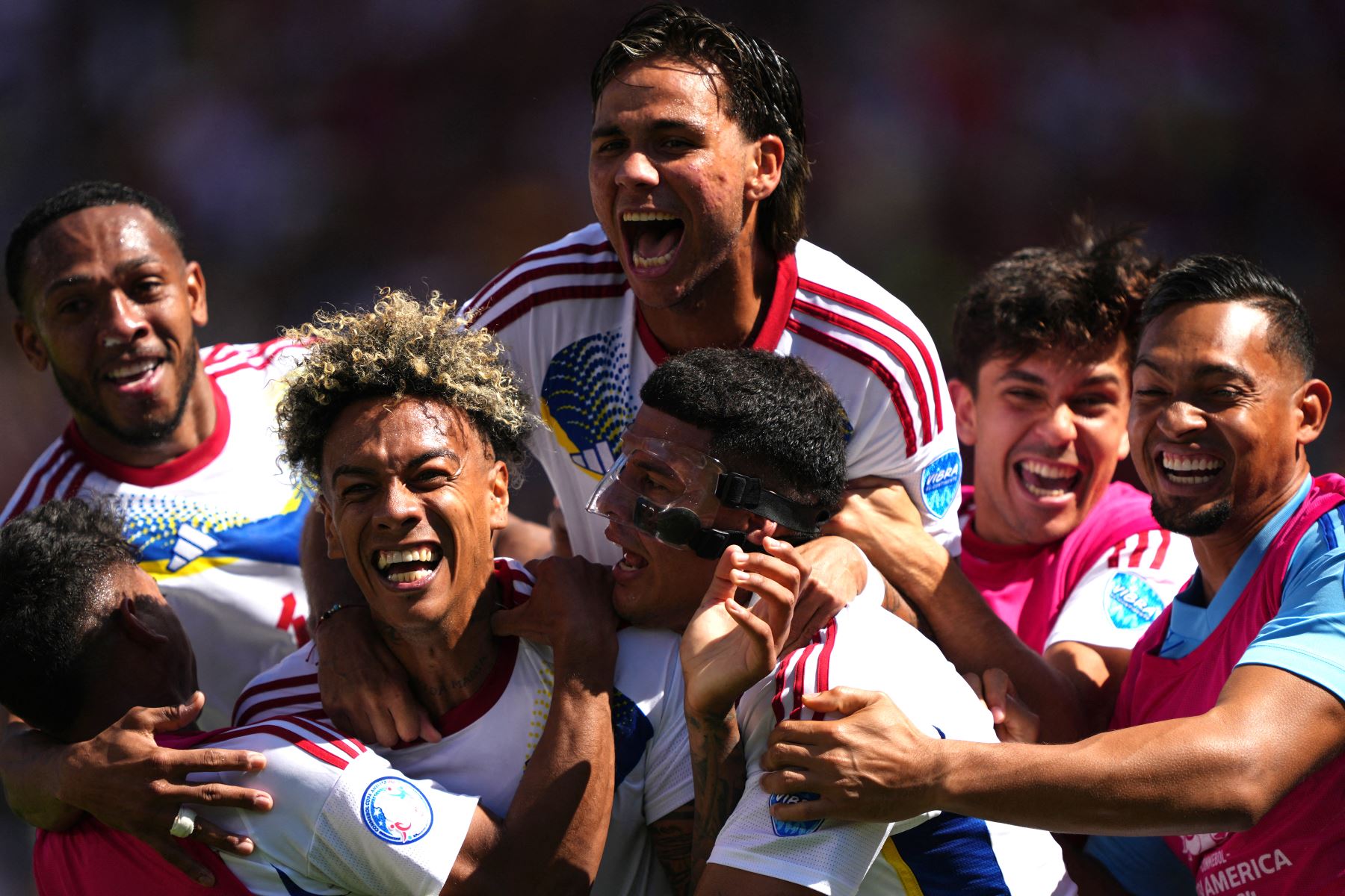 Eduard Bello de Venezuela celebra con sus compañeros después de anotar el primer gol del equipo durante el partido del Grupo B de la CONMEBOL Copa América 2024 entre Ecuador y Venezuela en el Levi