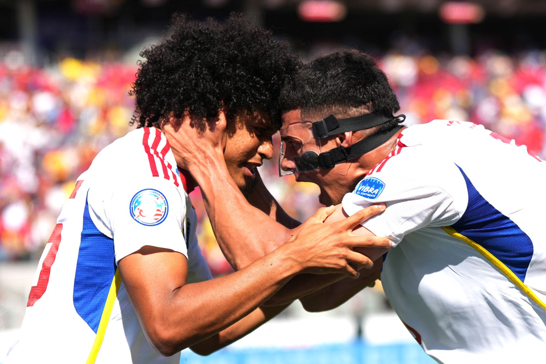 Eduard Bello de Venezuela celebra con Yordan Osorio de Venezuela luego de anotar el segundo gol del equipo durante el partido del Grupo B de la CONMEBOL Copa América 2024 entre Ecuador y Venezuela en el Levi