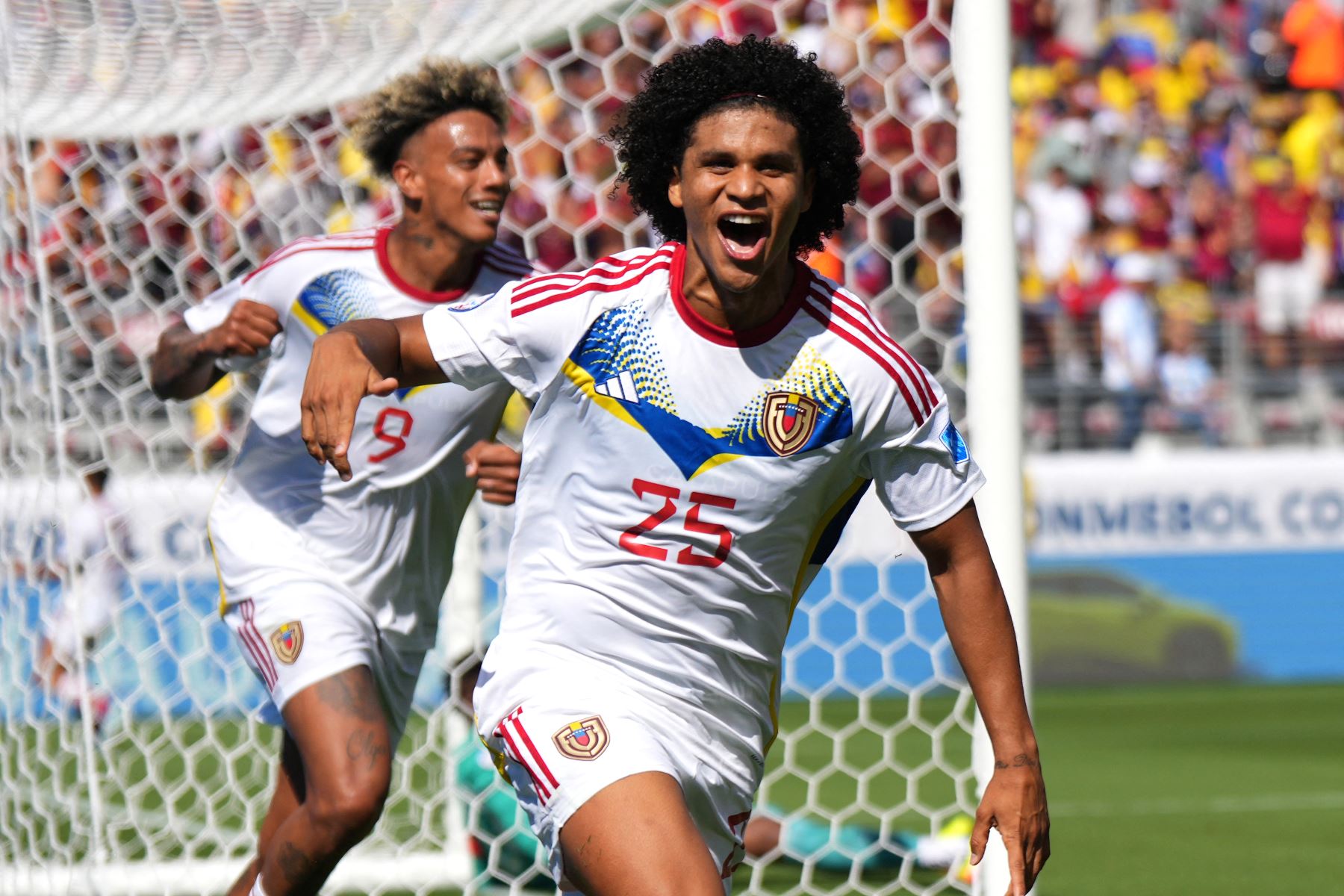 Eduard Bello de Venezuela celebra con Yordan Osorio de Venezuela luego de anotar el segundo gol del equipo durante el partido del Grupo B de la CONMEBOL Copa América 2024 entre Ecuador y Venezuela en el Levi