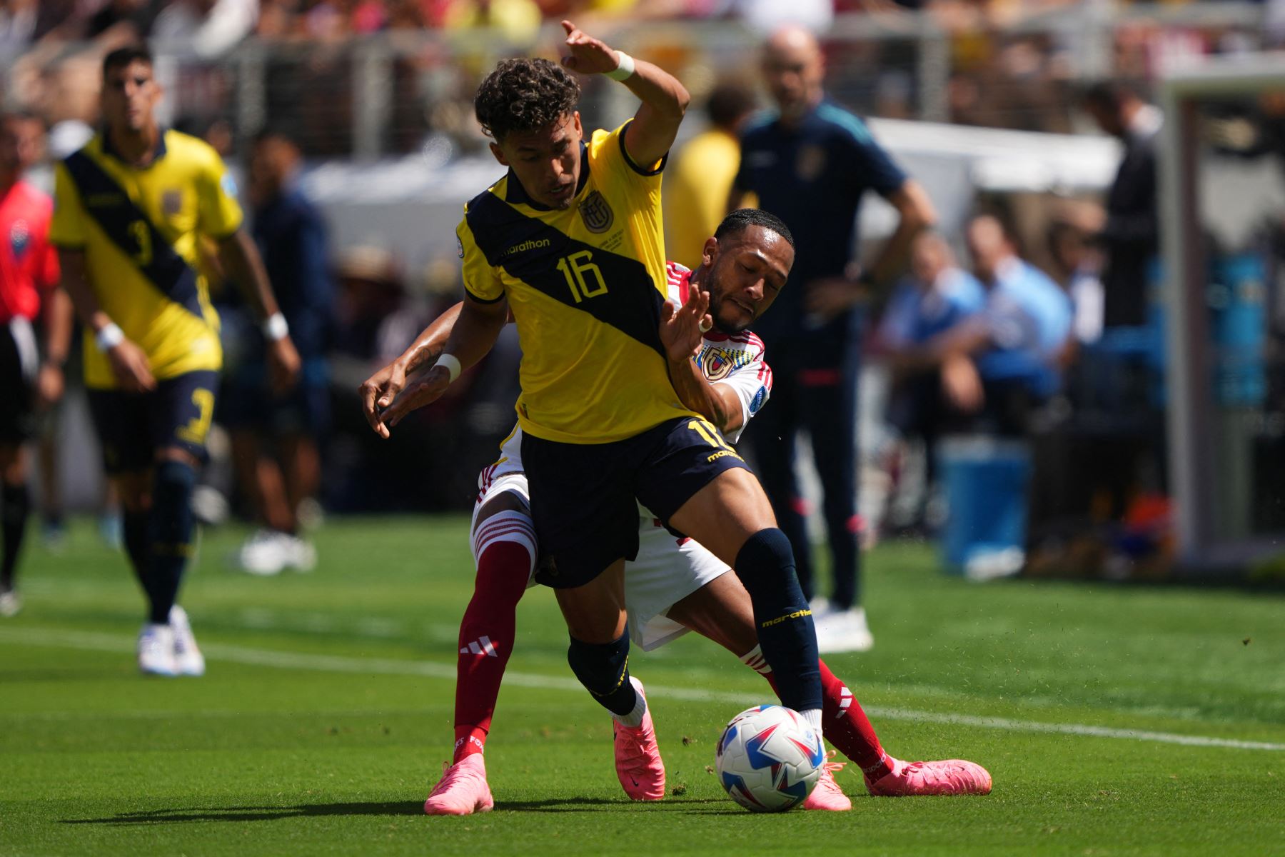 José Martínez de Venezuela lucha por la posesión con Jeremy Sarmiento de Ecuador durante el partido del Grupo B de la CONMEBOL Copa América 2024 entre Ecuador y Venezuela en el Levi