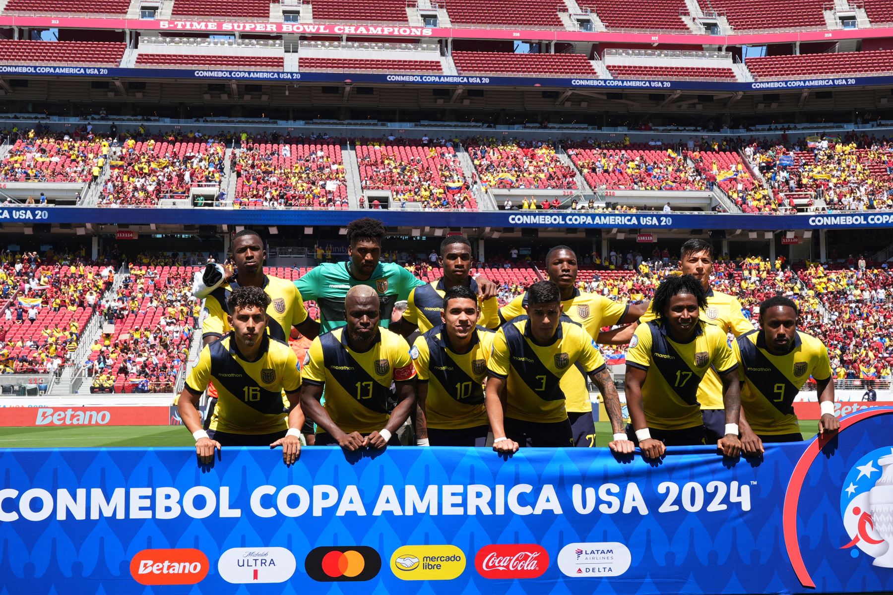 Los jugadores de Ecuador posan para una foto de equipo durante el partido del Grupo B de la CONMEBOL Copa América 2024 entre Ecuador y Venezuela en el Levi