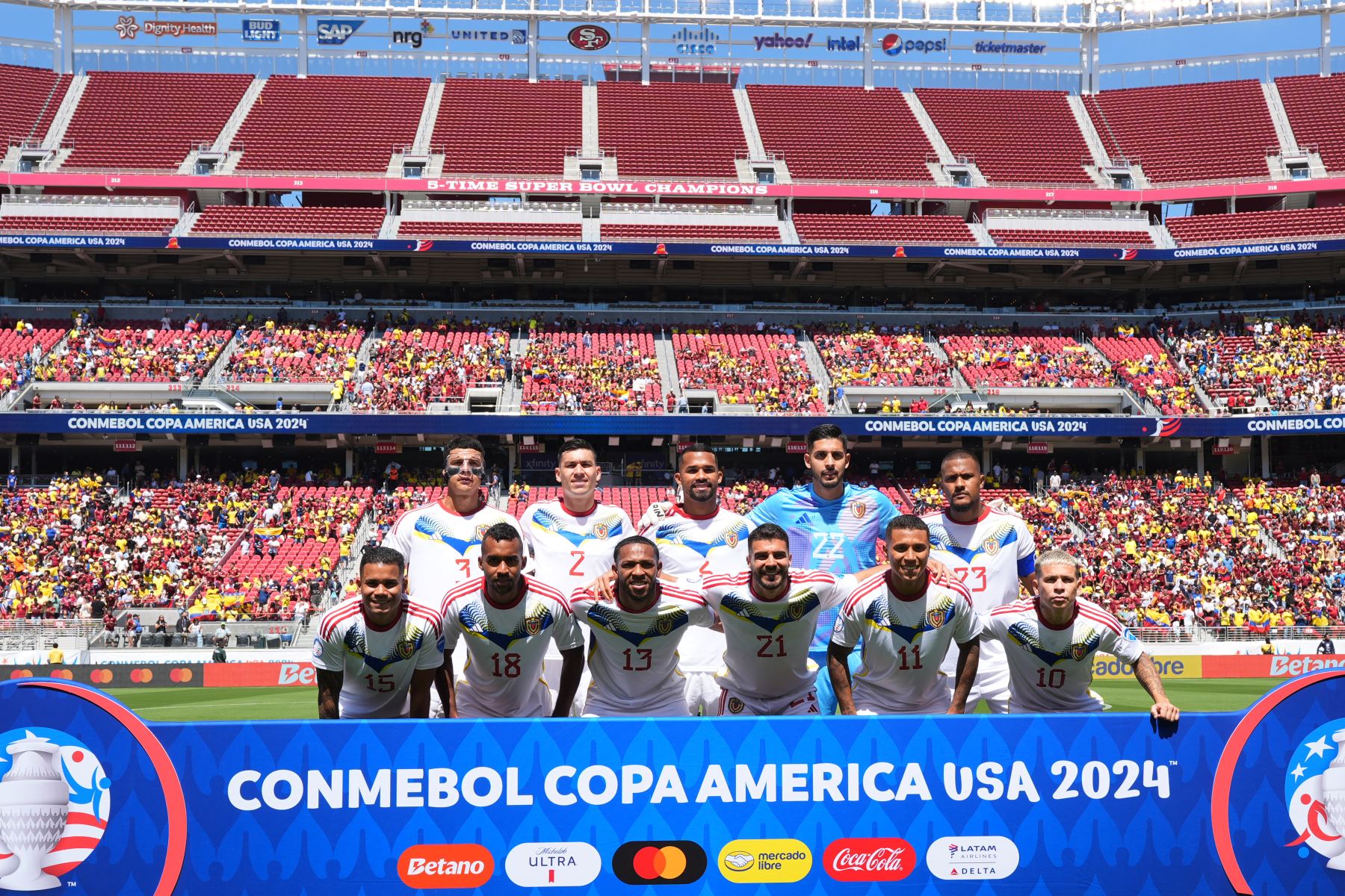 Los jugadores de Venezuela posan para una foto de equipo antes del partido del Grupo B de la CONMEBOL Copa América 2024 entre Ecuador y Venezuela en el Levi