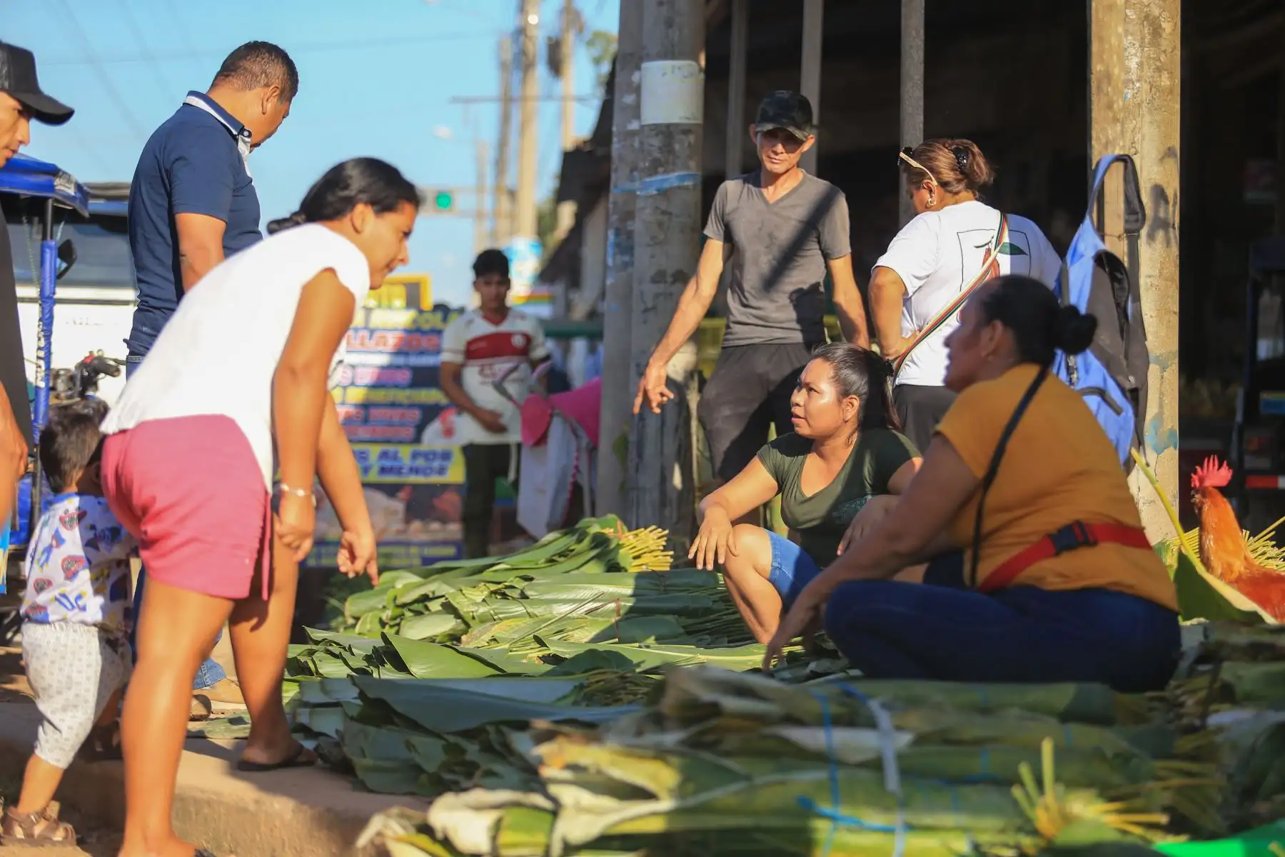 Con listas en mano, buscan los ingrediente, como huevo, gallina, condimentos, hoja de Bijao, entre otros,  para preparar el tradicional juane, el emblemático plato de la celebración. Foto:ANDINA/Brian Reina