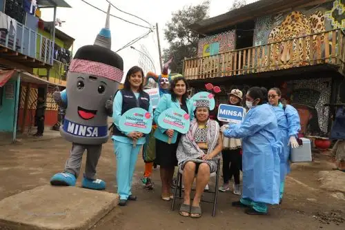 Miembros de la Comunidad Shipibo-Konibo de Cantagallo se protegen contra la influenza y neumonía. Foto: Difusión