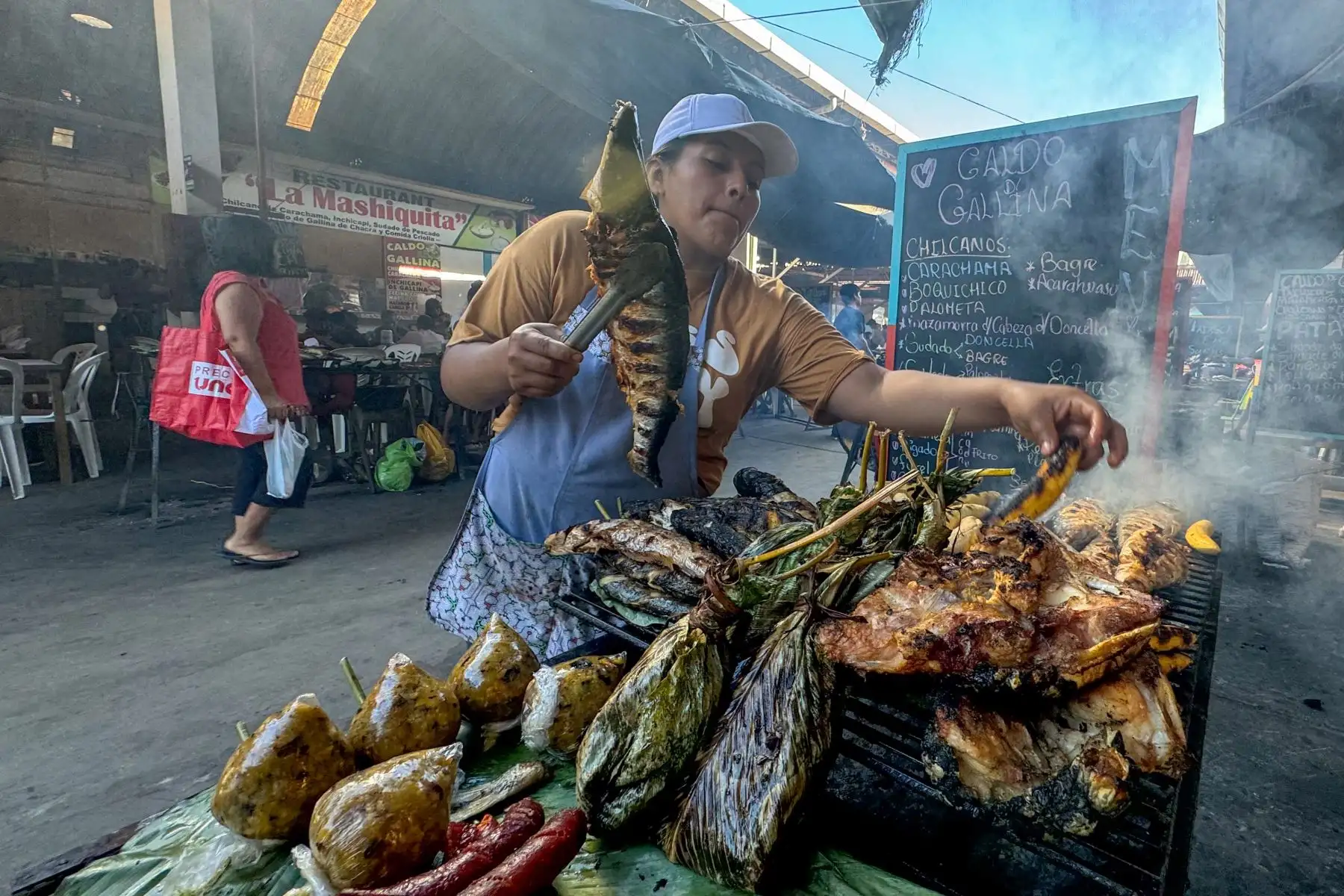El mercado ofrece variedad de platos para disfrutar mientras se realizan las compras. Foto: ANDINA/Braian Reyna