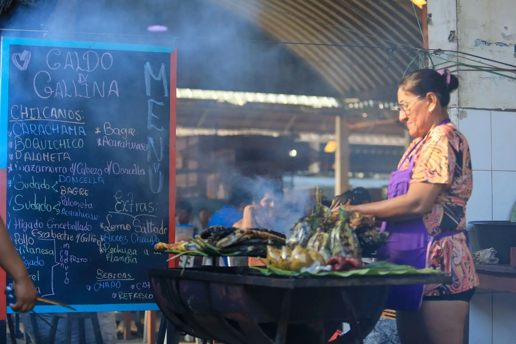 El mercado ofrece variedad de platos para disfrutar mientras se realizan las compras. Foto: ANDINA/Braian Reyna