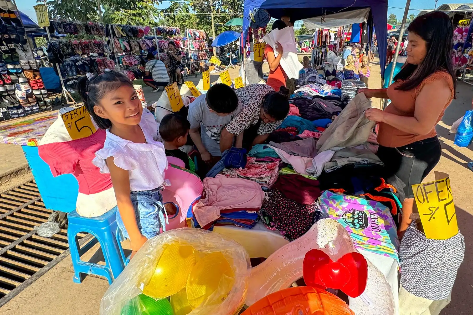 Además de los ingredientes para el juane,  también aprovechan para buscar ropa de baño e inflables, preparándose para las actividades acuáticas y los baños de purificación en los ríos y lagunas que forman parte esencial de la festividad. Foto:ANDINA/Braian Reyna