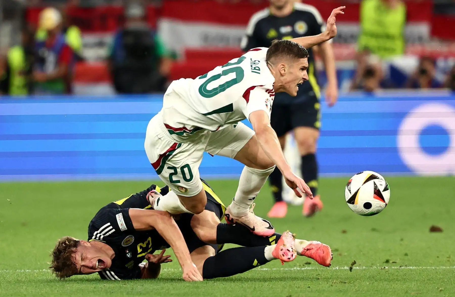 Jack Hendry  de Escocia y Roland Sallai de Hungría en acción durante el partido de fútbol del Grupo A de la UEFA EURO 2024 entre Escocia y Hungría. Foto: EFE