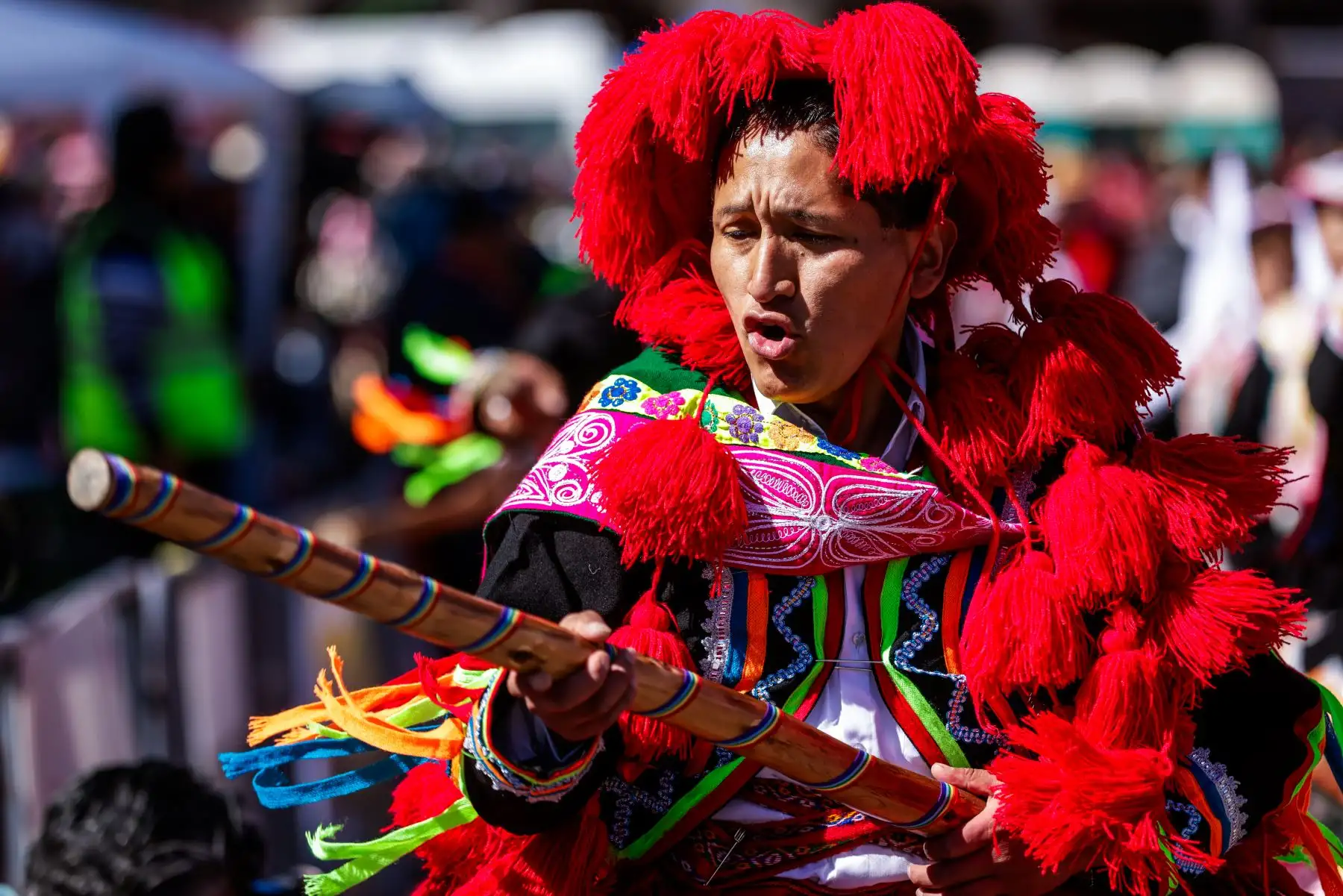 La algarabía es al máximo por la música, el color, el canto y mensajes de !Haylly Qosqo! o ¡Viva Cusco!, que lanzan los danzantes y los concurrentes que aprecian el paso de las delegaciones desde las graderías metálicas levantadas en el perímetro de la Plaza de Armas. Foto: ANDINA/Luis Iparraguirre