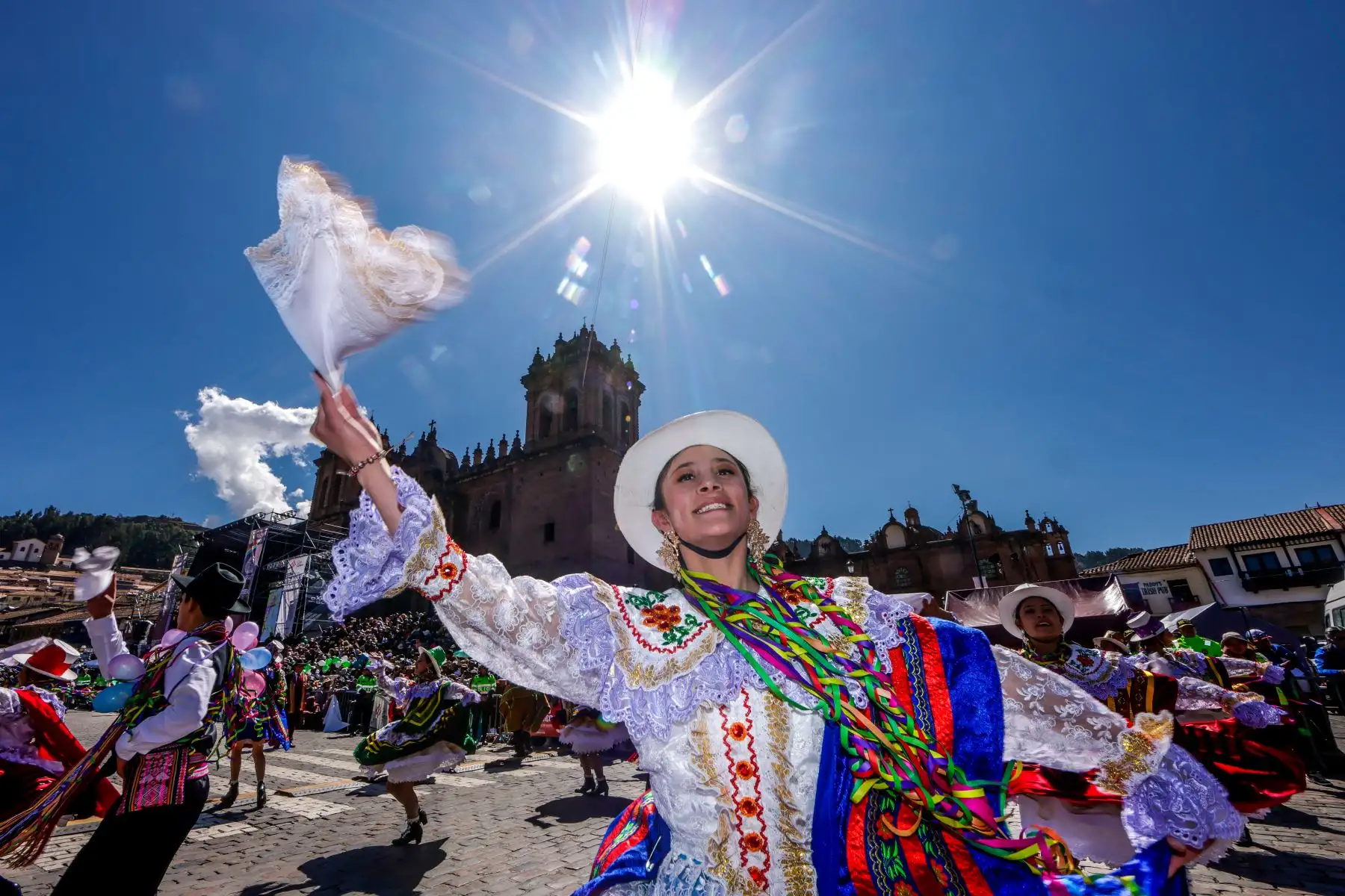 Los festejos se centran en la plaza de Armas de Cusco luego del ingreso por la prolongación de la avenida El Sol y el desfile concluye las calles Plateros y Espaderos. Foto: ANDINA/Luis Iparraguirre