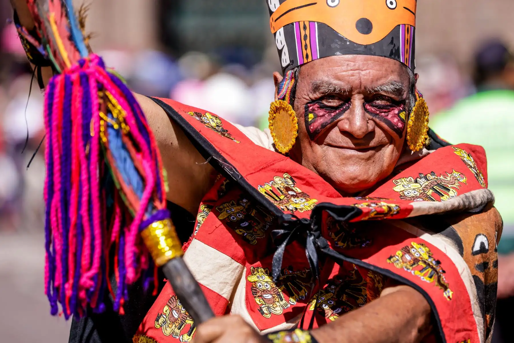 Con el extendido de la Bandera del Tahuantinsuyo y la entonación del Himno al Cusco, autoridades locales, cusqueños y turistas dieron inicio esta mañana al Gran Desfile Cívico en honor al mes jubilar de esta ciudad. Foto: ANDINA/Luis Iparraguirre