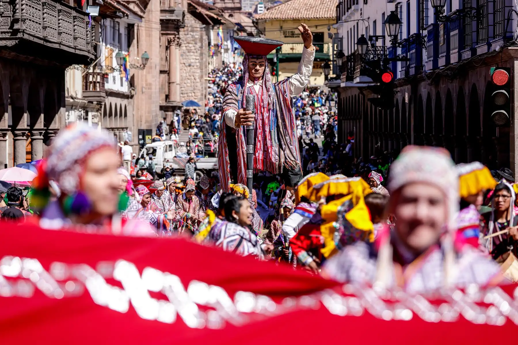 La festividad del día se inició con el ingreso de las autoridades y de una inmensa banderola del Tahuantinsuyo. Foto: ANDINA/Luis Iparraguirre