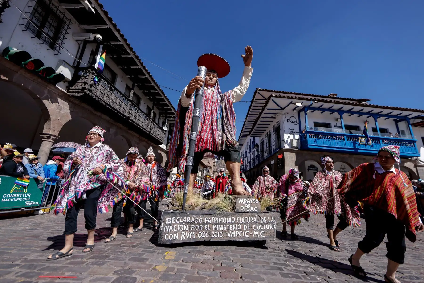 Las autoridades, como cientos de cusqueños, visten ponchos de tonalidades rojizas, sombreros negros, ponchos, o trajes típicos con algún distintivo de la bandera del Tahuantinsuyo. Foto: ANDINA/Luis Iparraguirre